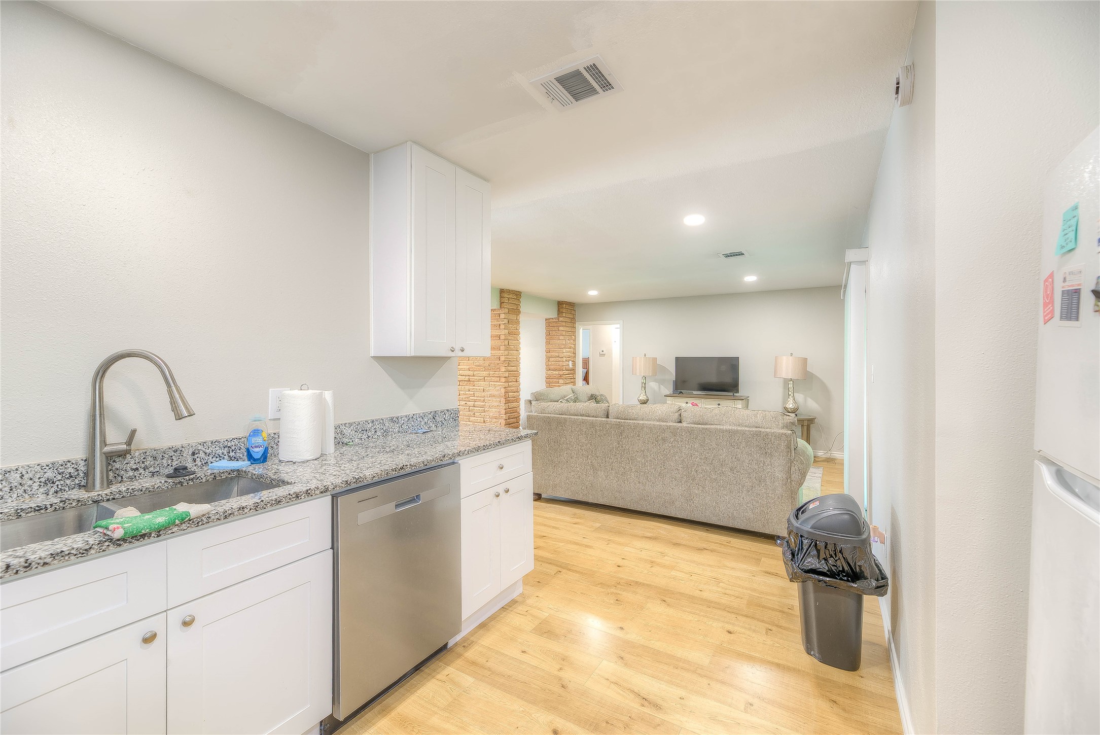 814 N Willis Avenue Property Photo 8