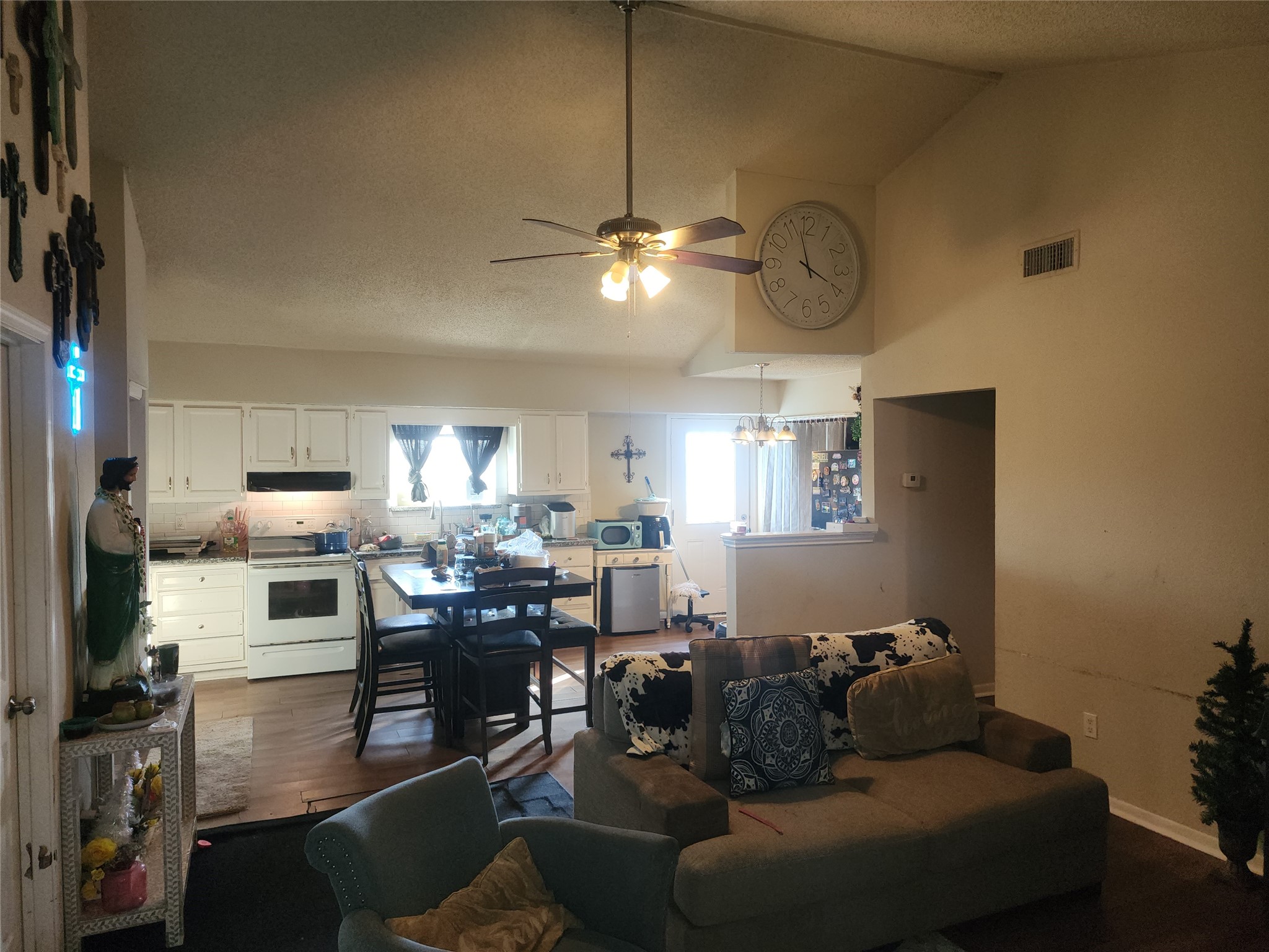 42 Country Oaks Street Property Photo 4