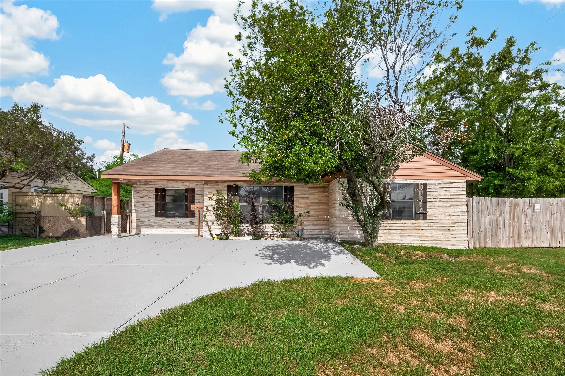 8402 Bascom Lane Property Photo 1