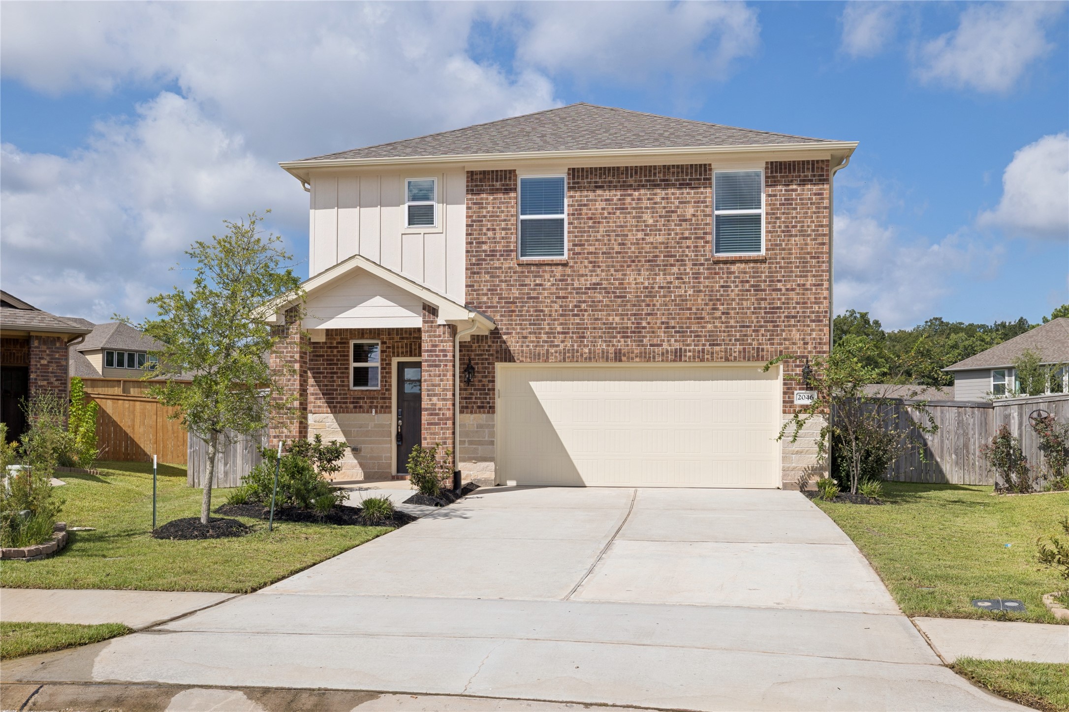 2046 West Darlington Oak Ct Property Photo 2