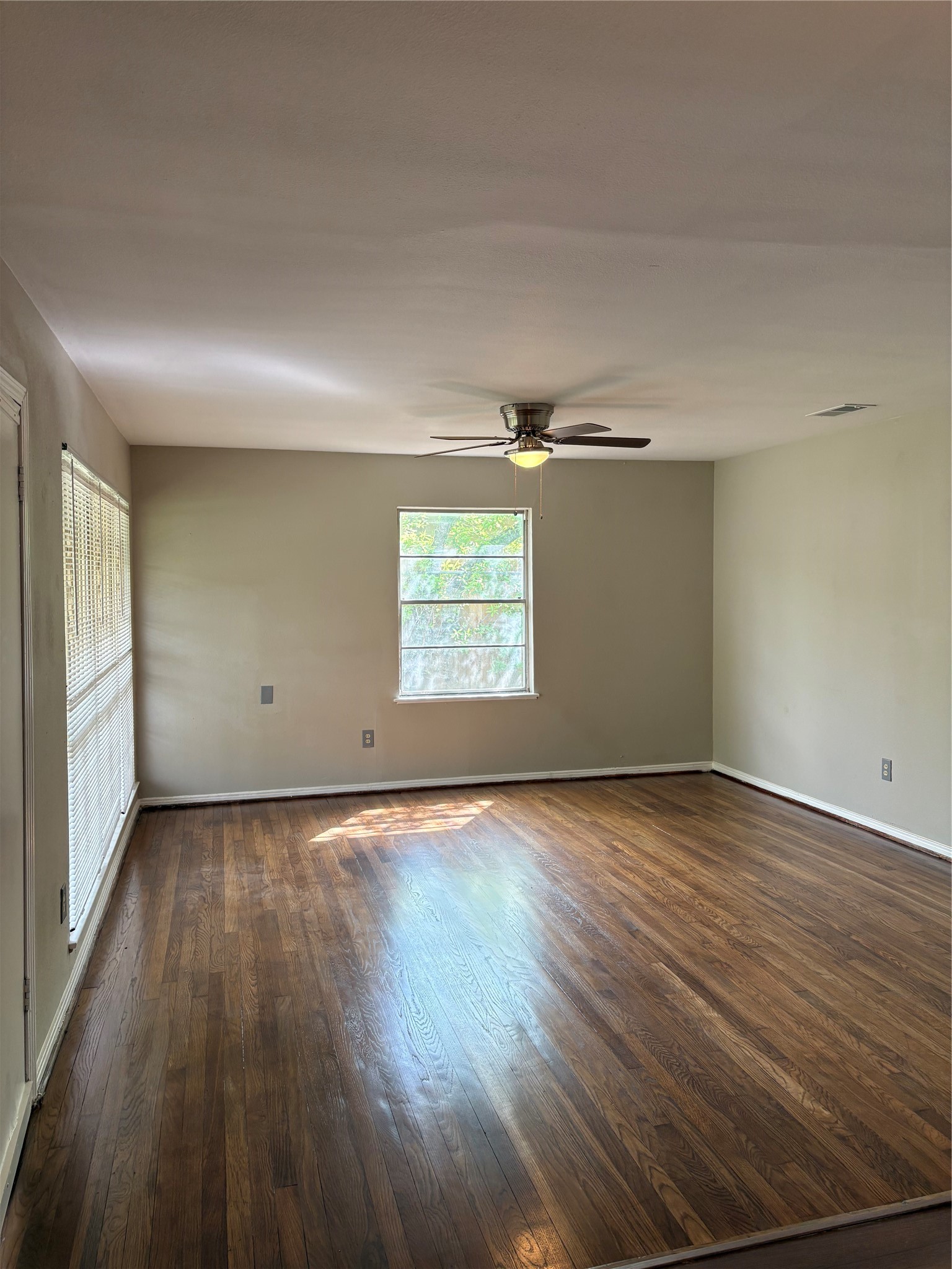 5914 Ridgeway Drive Property Photo 6