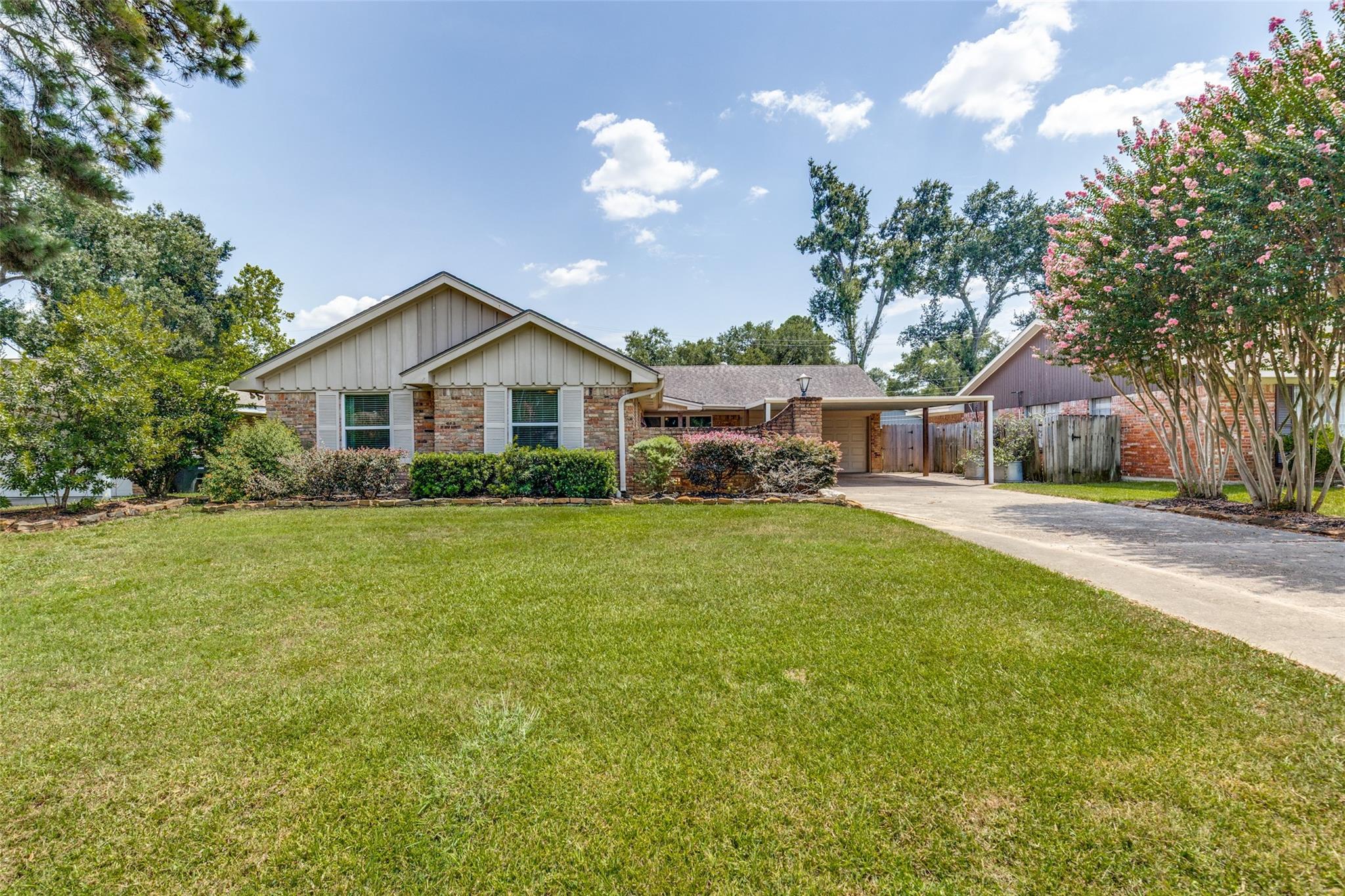 10031 Timberoak Drive Property Photo 1