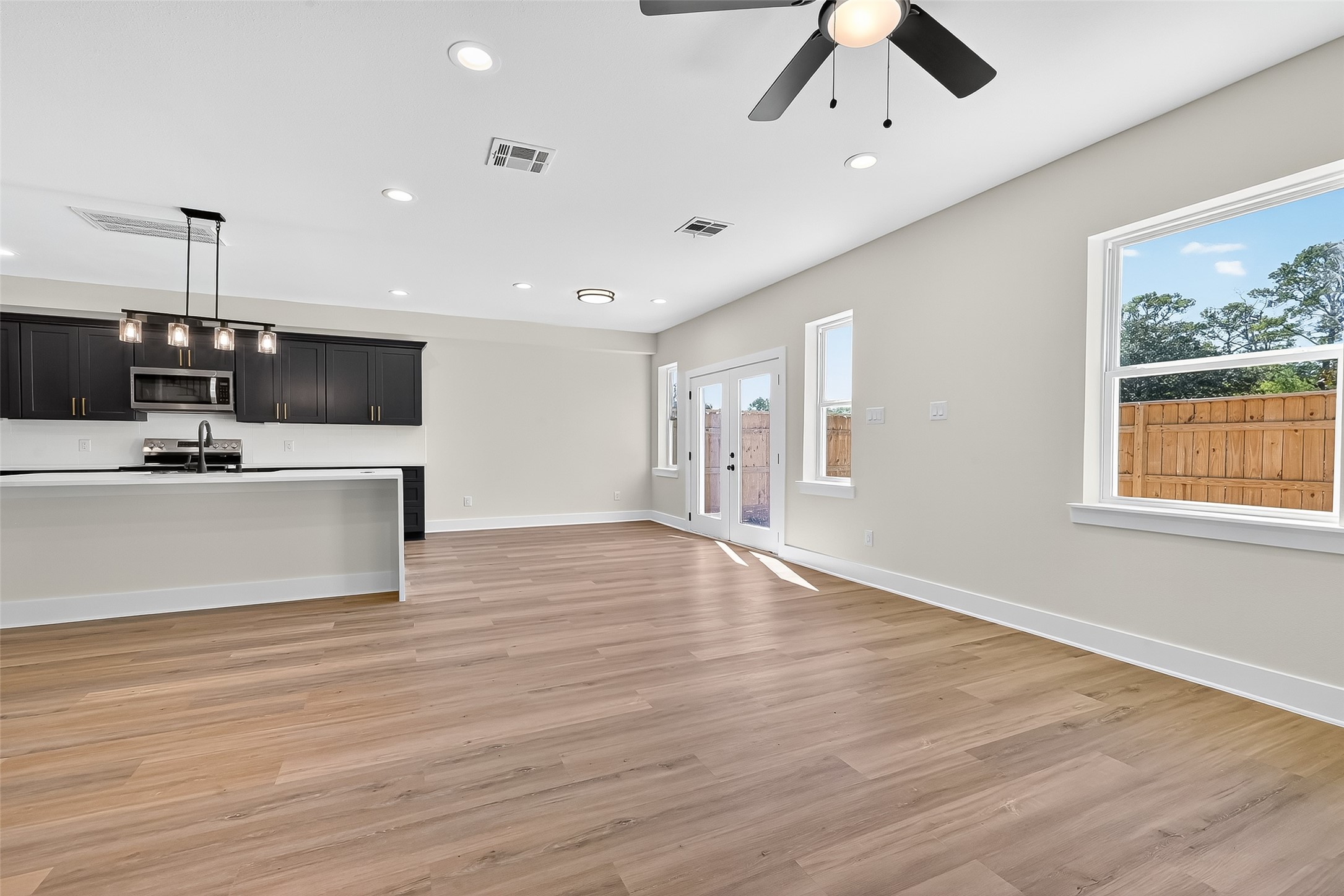 12315 New Jordan Lane Property Photo 10