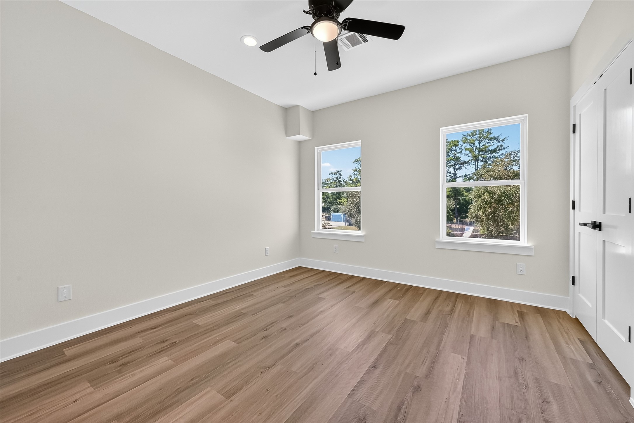 12315 New Jordan Lane Property Photo 28