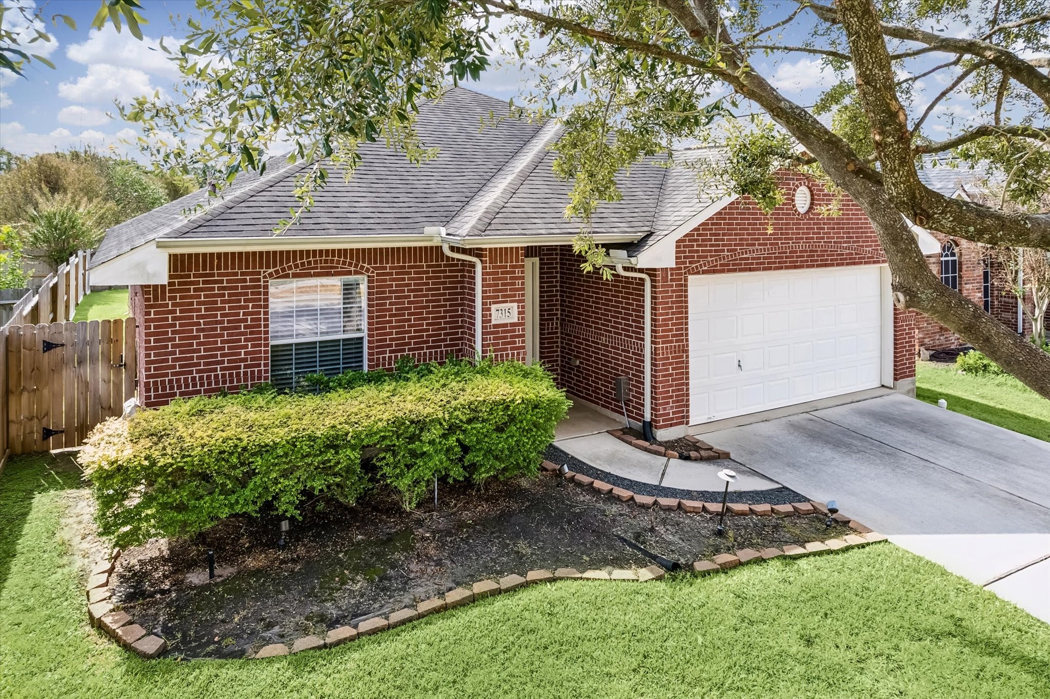 7315 Lyndhurst Village Lane Property Photo 1