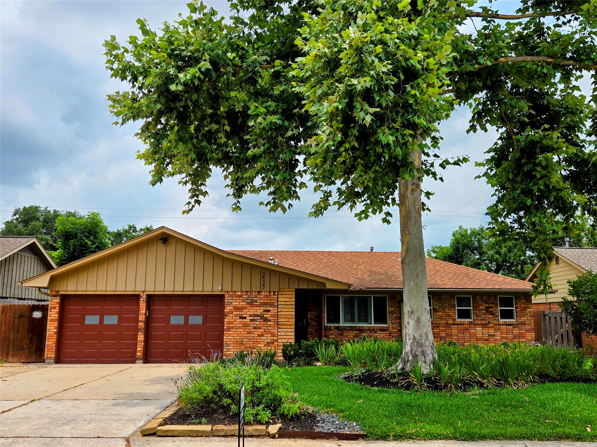 2527 Willowby Drive Property Photo 1