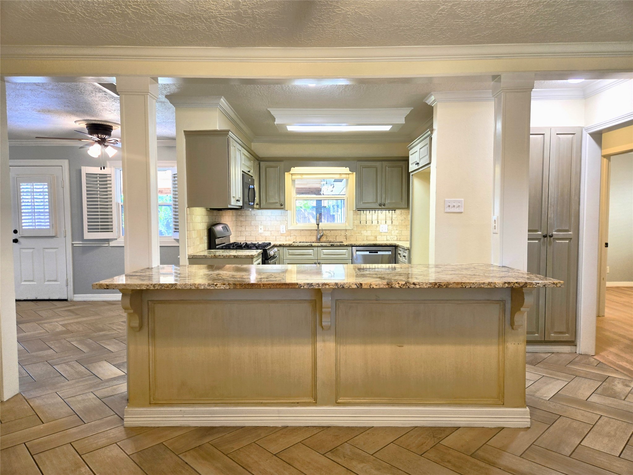 2527 Willowby Drive Property Photo 3