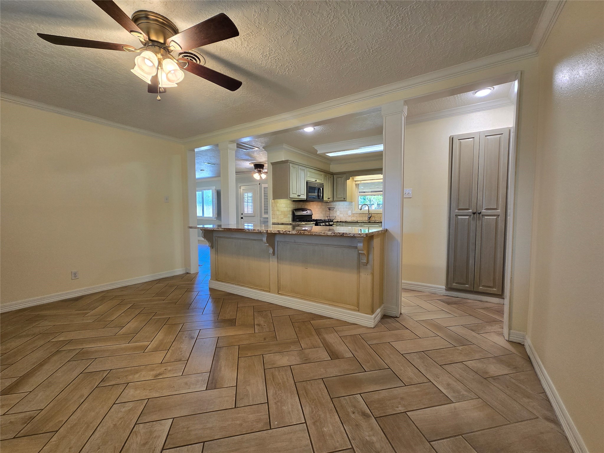 2527 Willowby Drive Property Photo 4