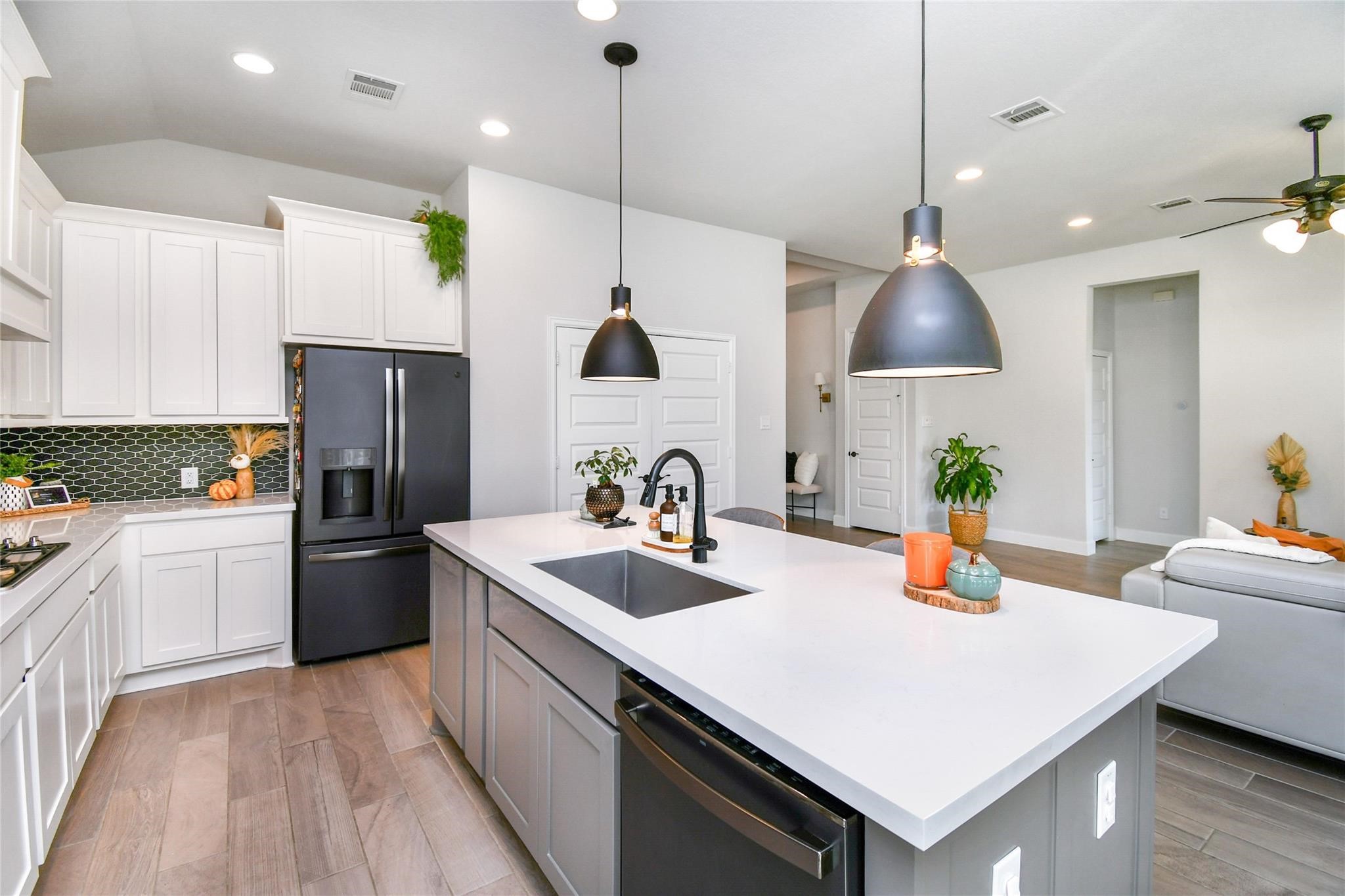 2107 Scarlet Thistle Court Property Photo 4