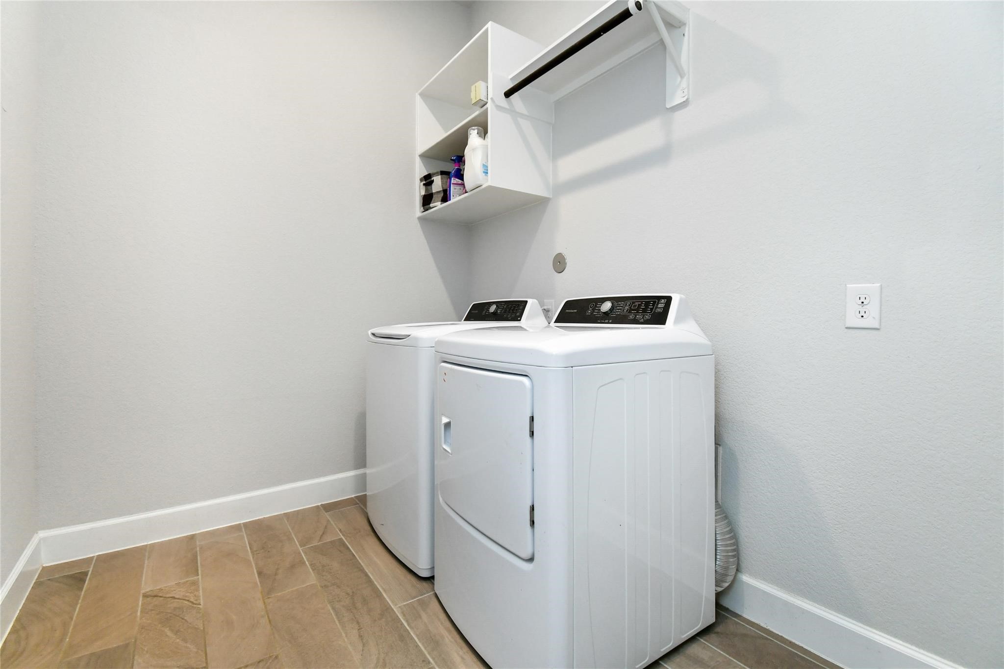 2107 Scarlet Thistle Court Property Photo 16