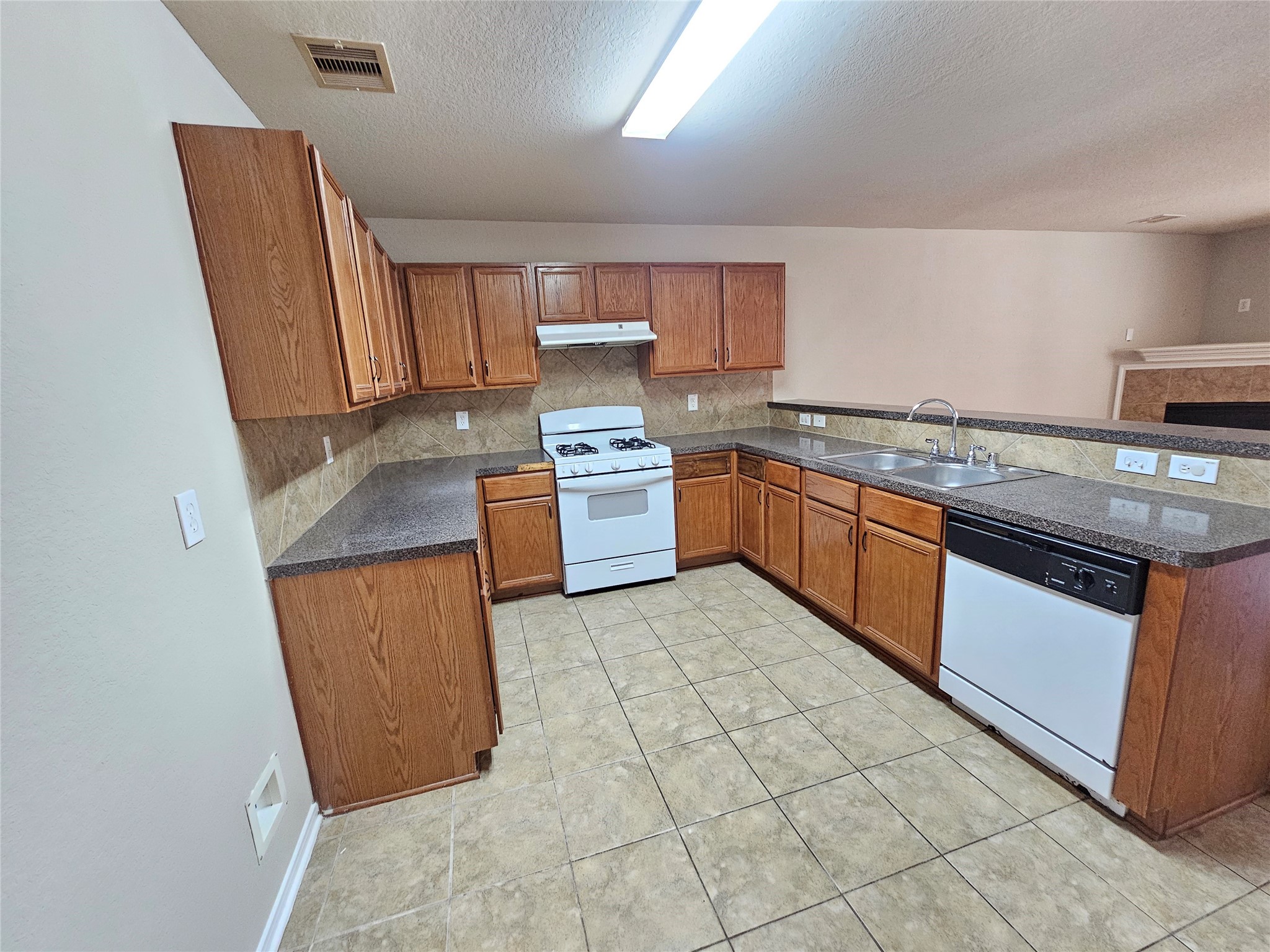 11015 Walkup Way Property Photo 6