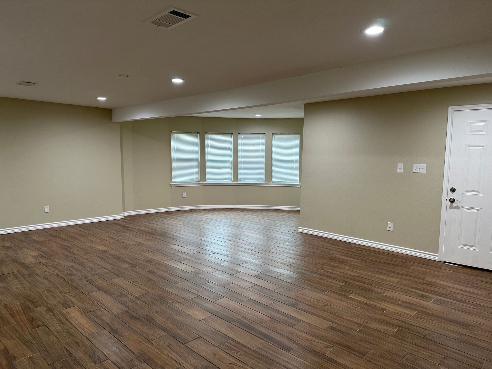631 Live Oak Street Property Photo 3