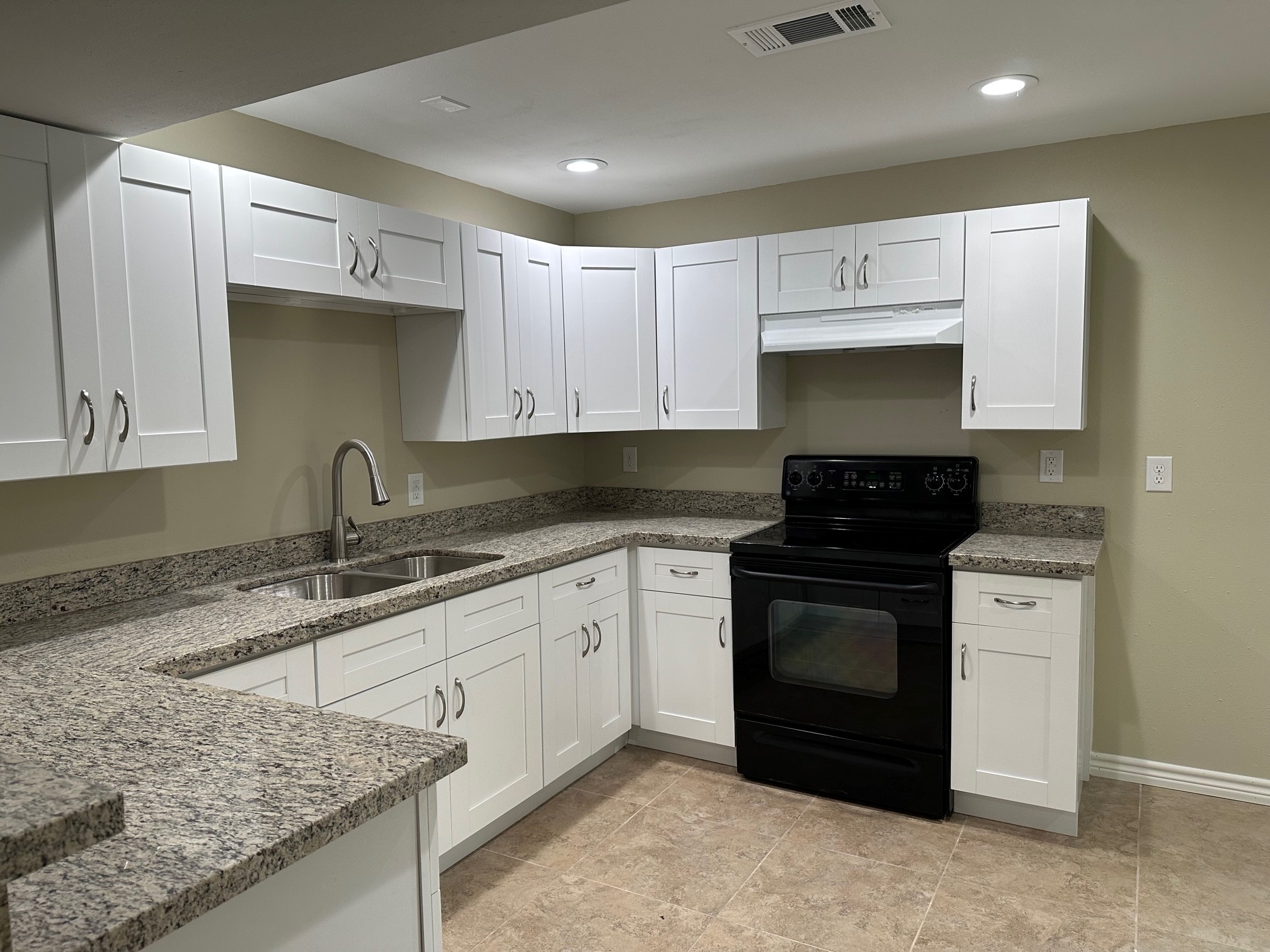 631 Live Oak Street Property Photo 4