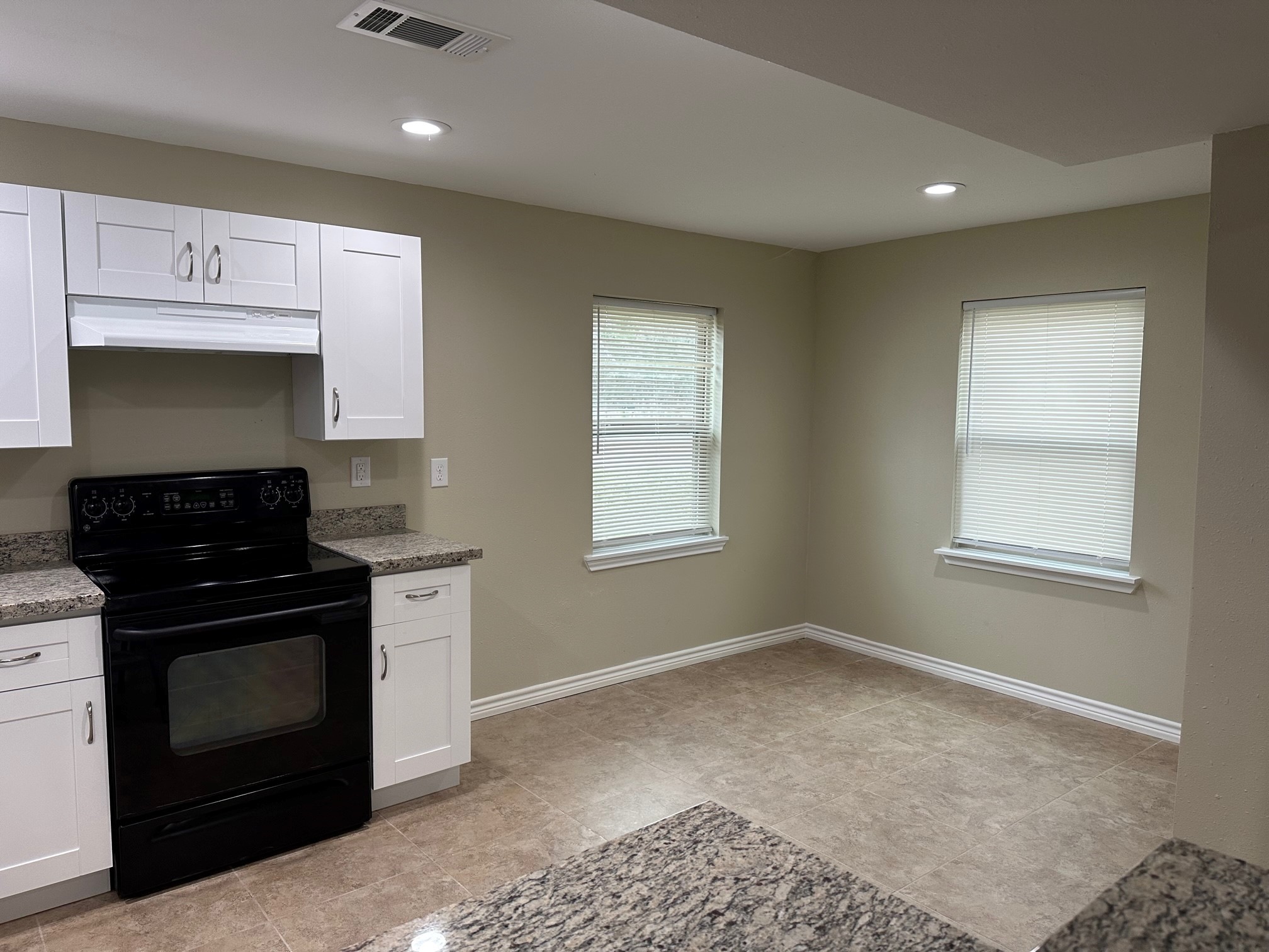 631 Live Oak Street Property Photo 5