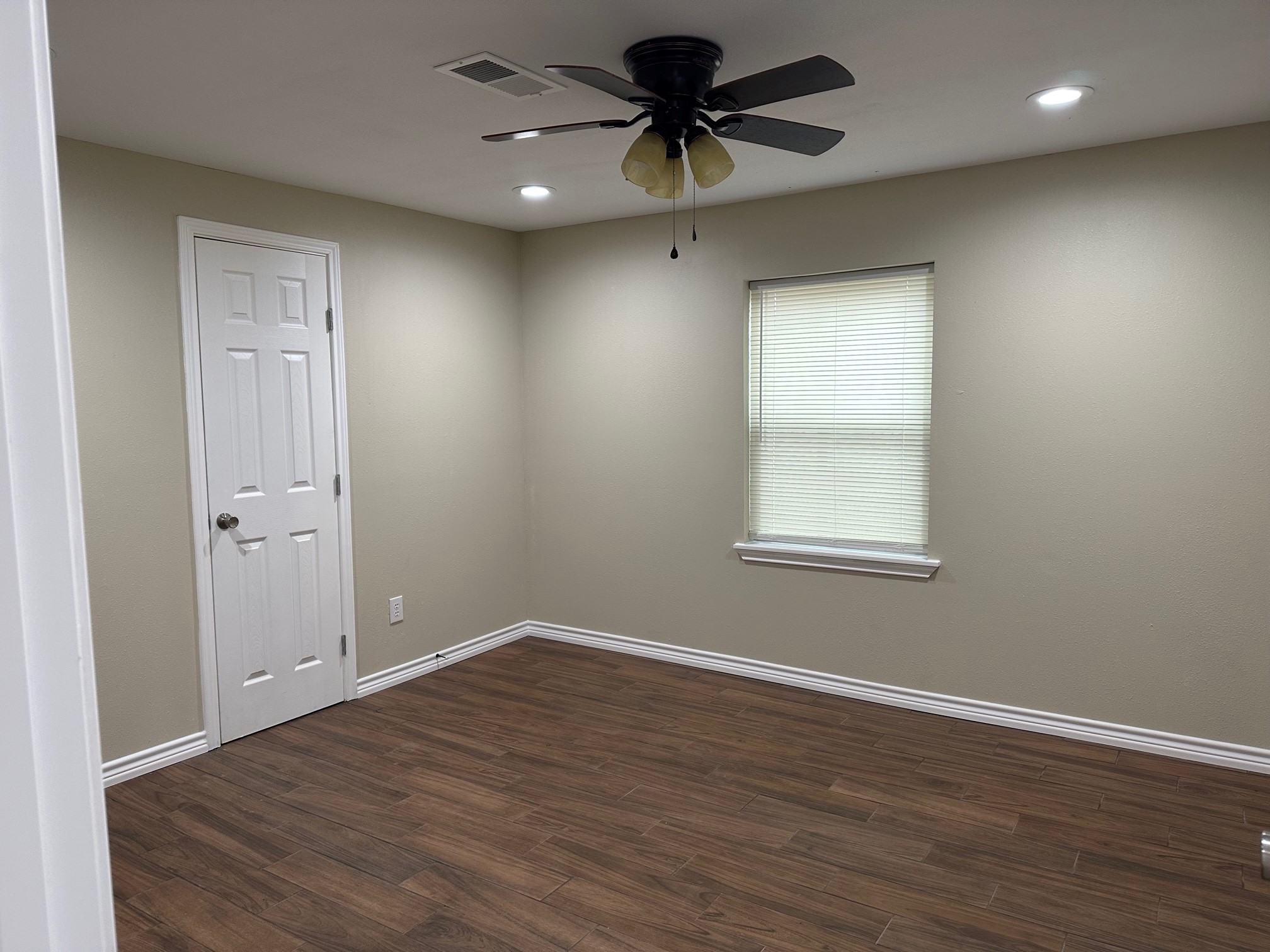 631 Live Oak Street Property Photo 8