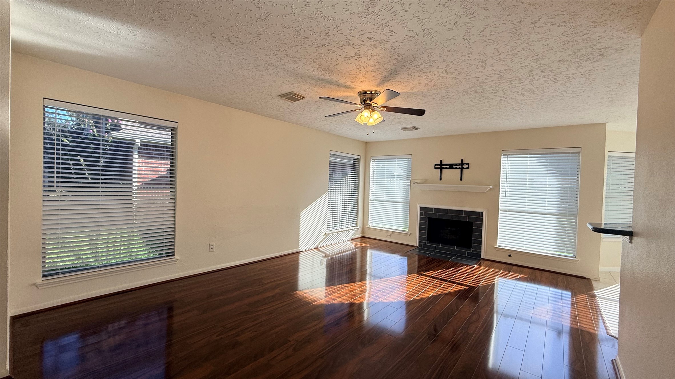 106 Crimson Bay Drive Property Photo 4