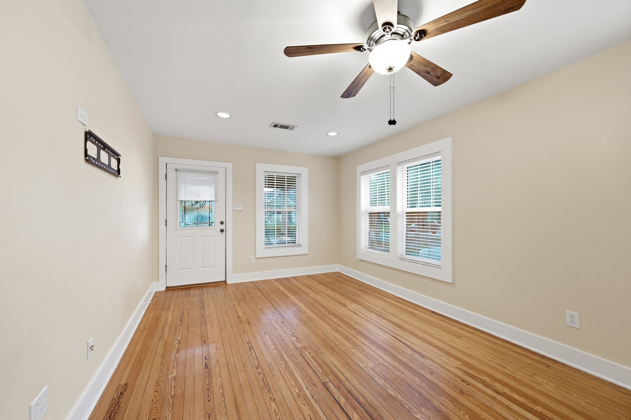 1112 Robbie Street Property Photo 15