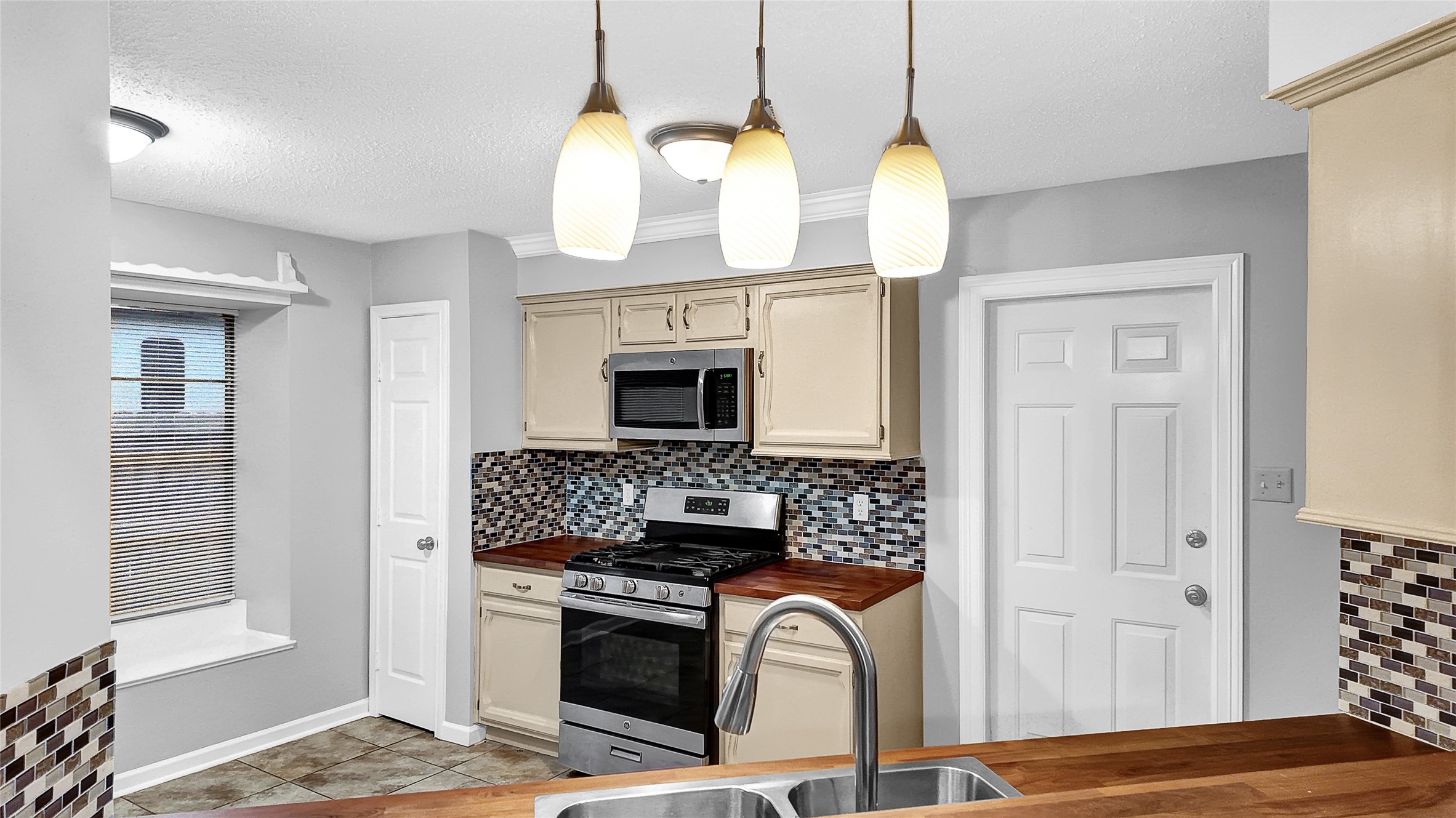 830 S 6th Street Property Photo 4