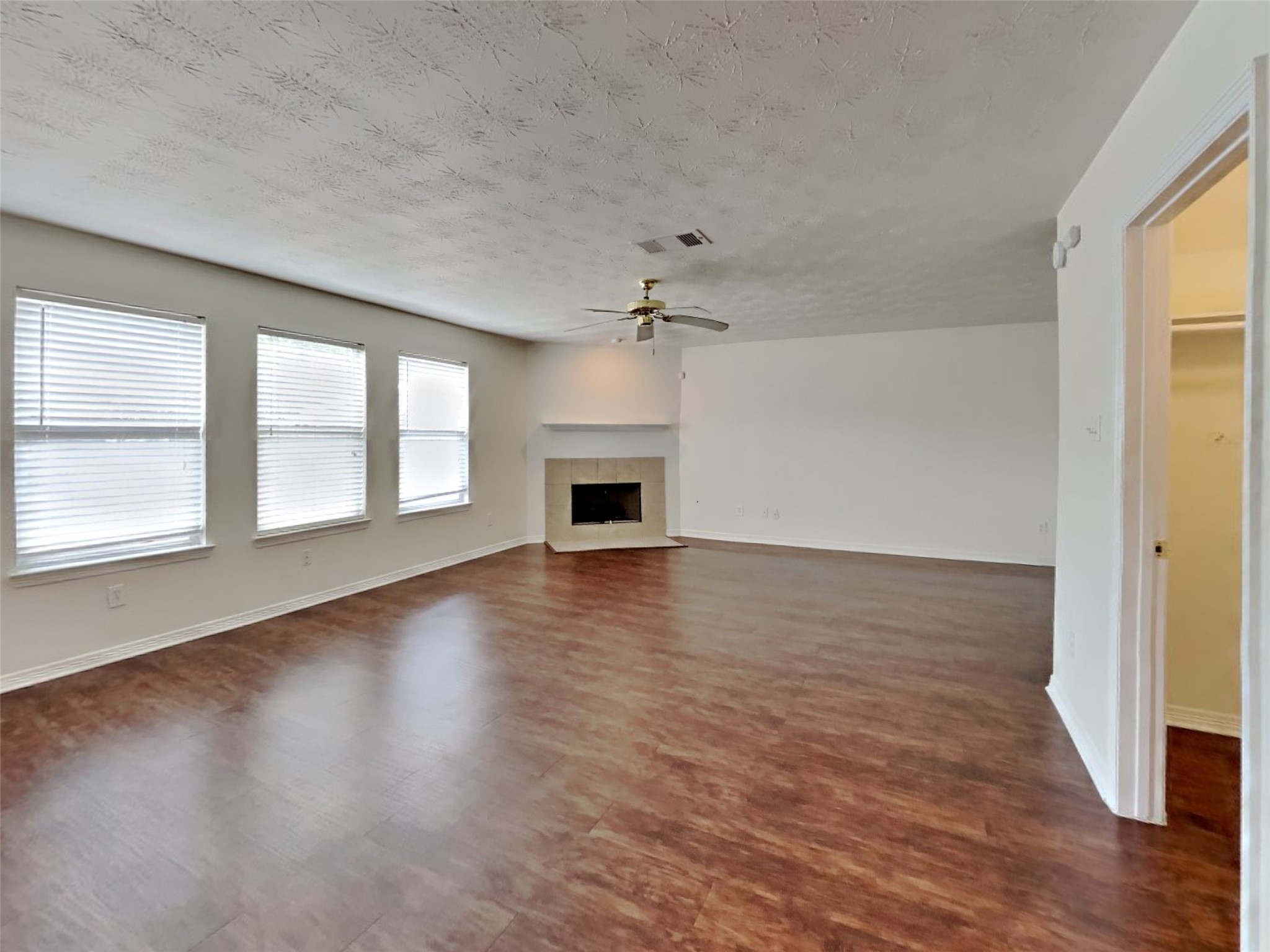 5043 Willow Point Drive Property Photo 3