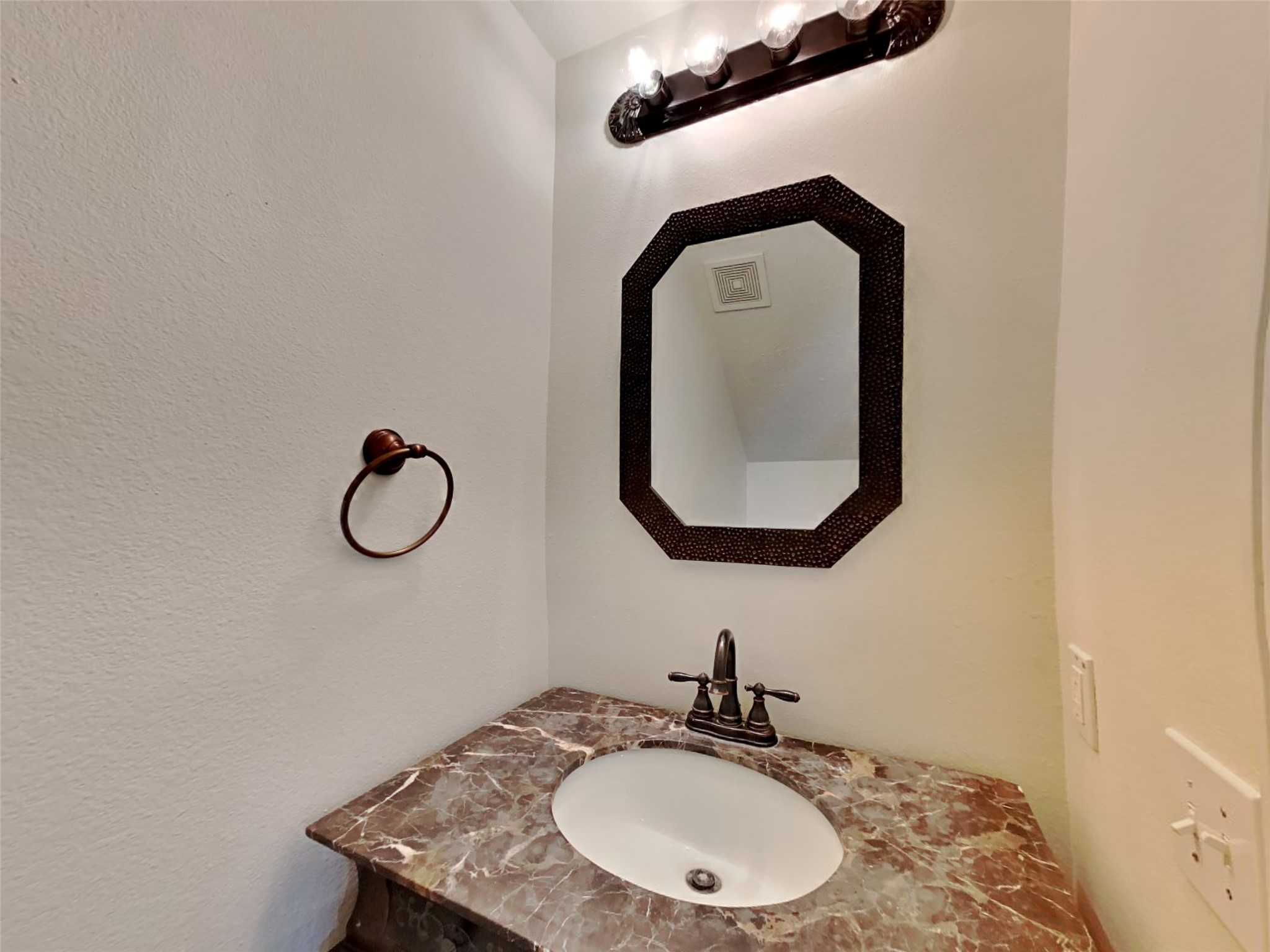 5043 Willow Point Drive Property Photo 6