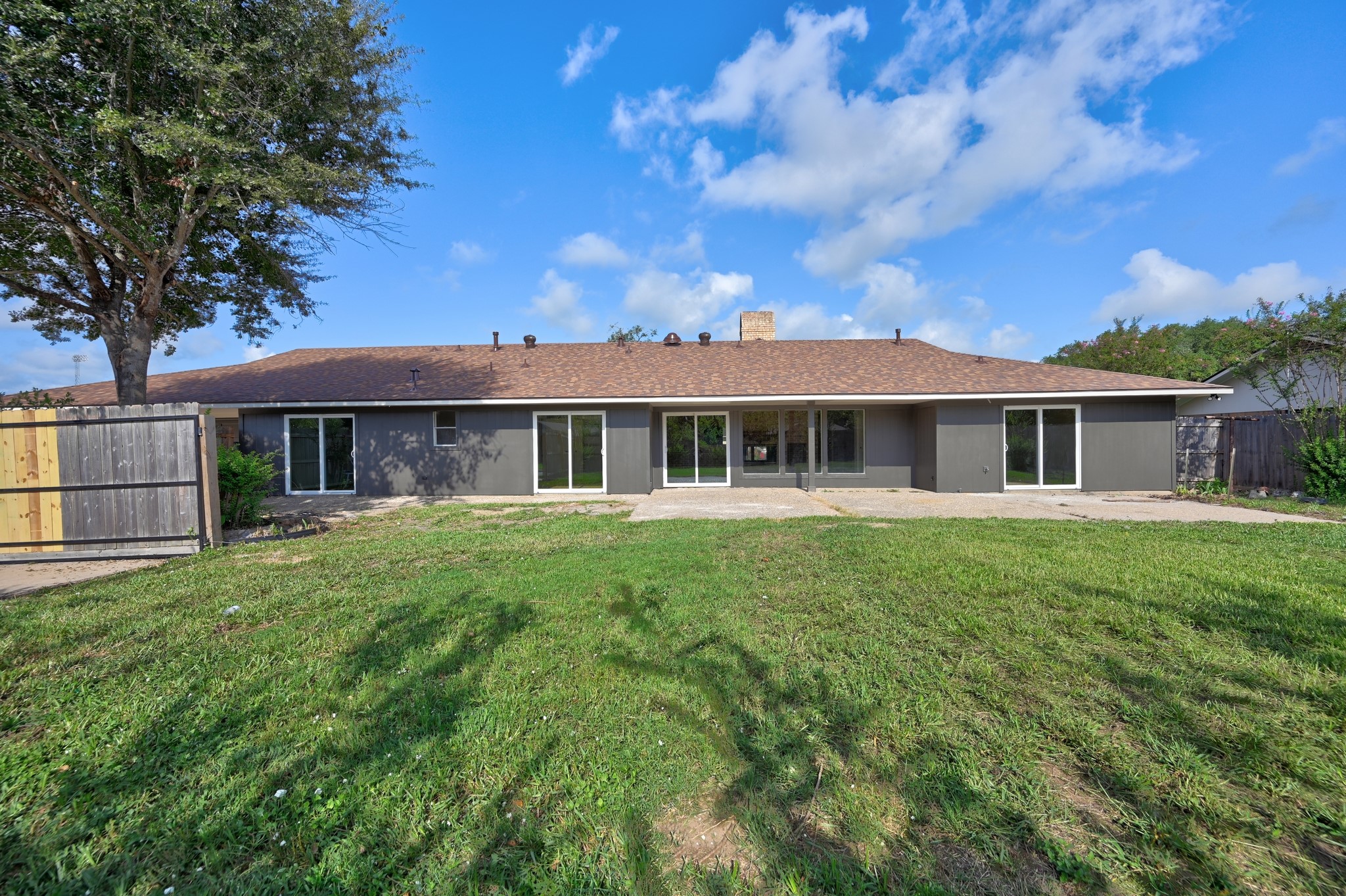 687 Bending Oaks Drive Property Photo 1