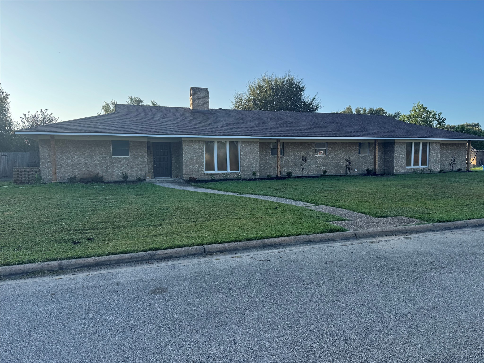 687 Bending Oaks Drive Property Photo 5