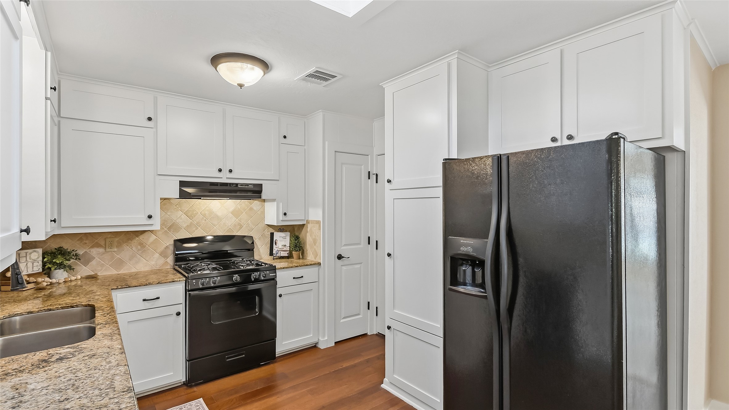 1404 Esther Boulevard Property Photo 3