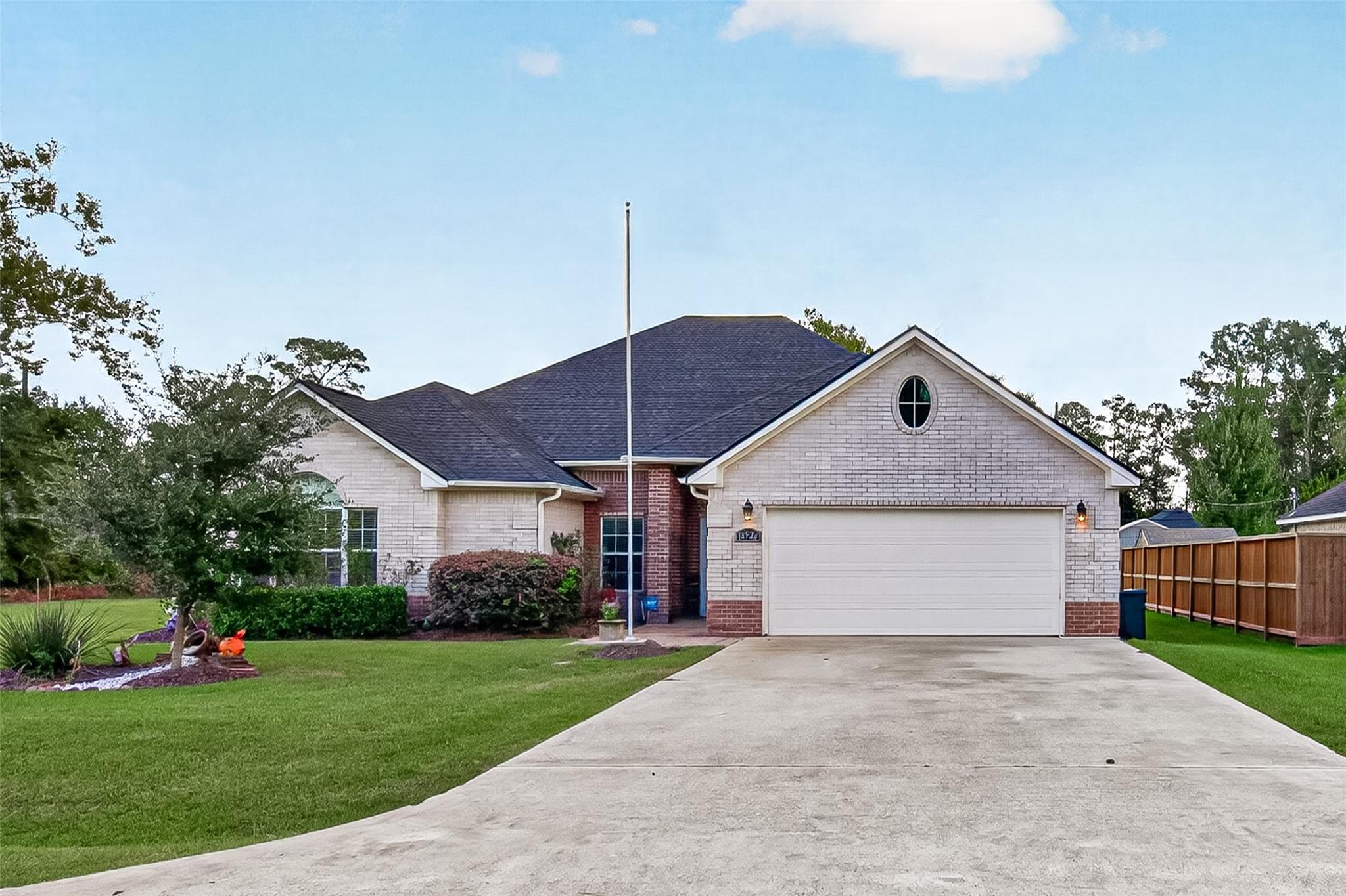 18526 Steele Point Drive Property Photo 4