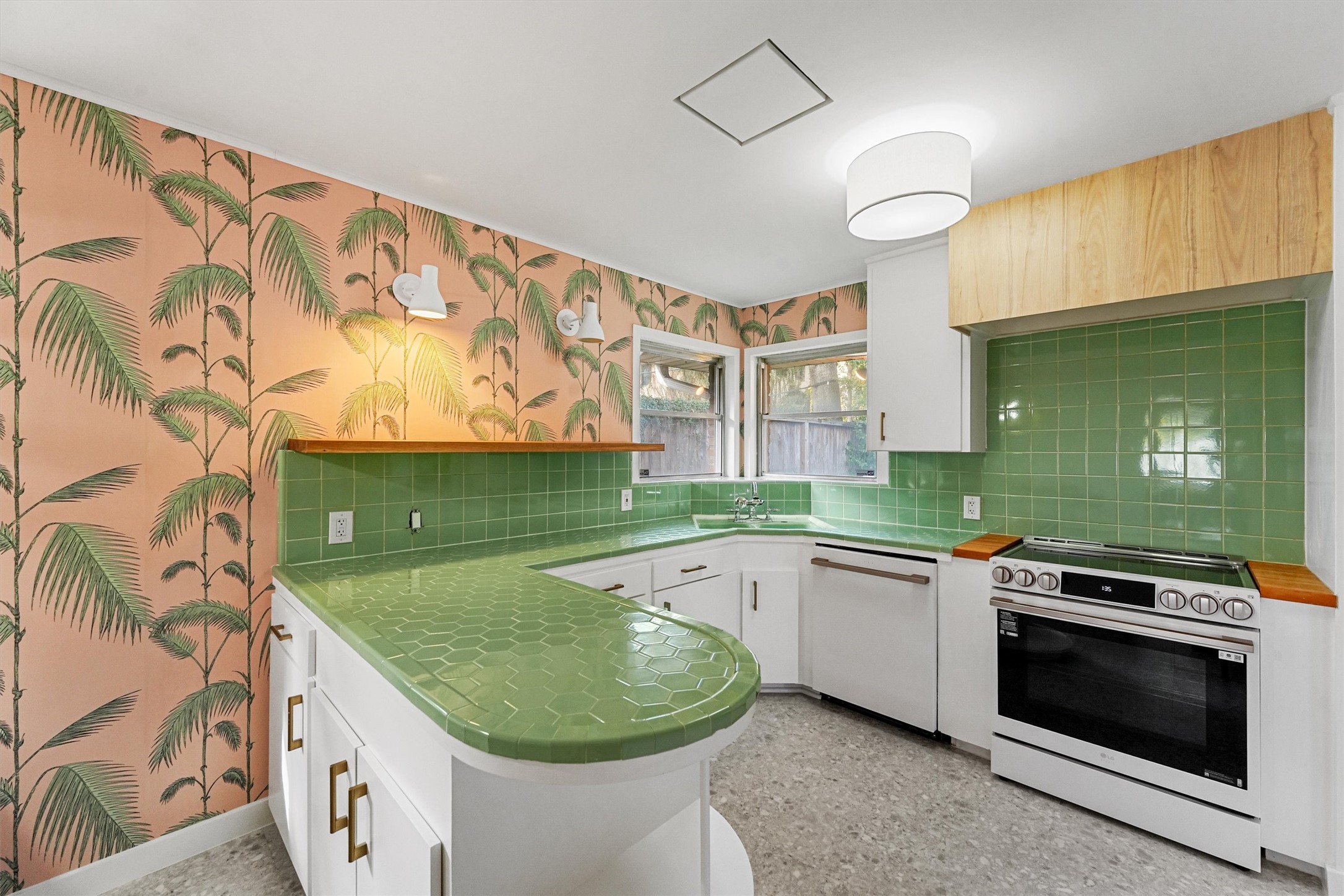 2052 Addison Road Property Photo 4