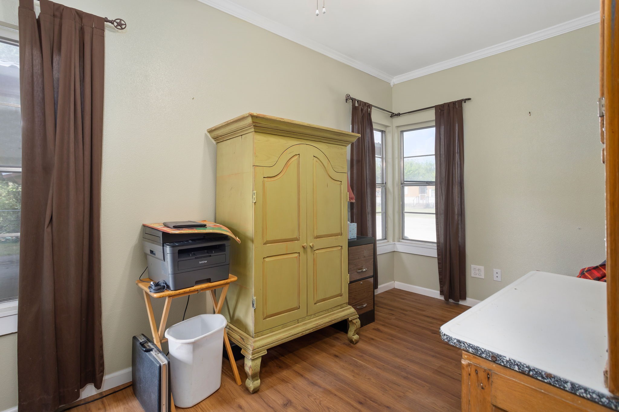 429 W 4th Street Property Photo 14
