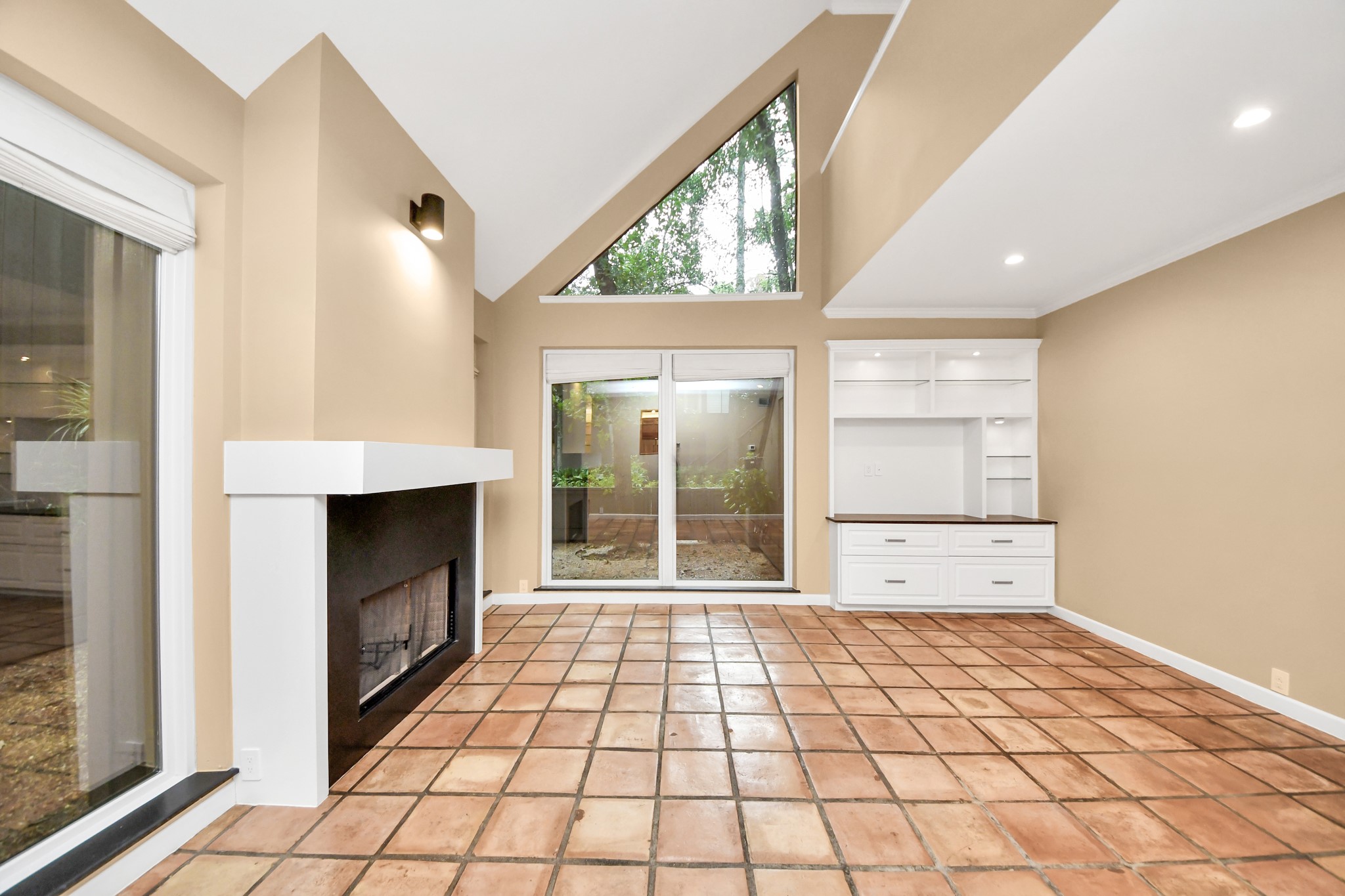 153 Litchfield Lane Property Photo 4