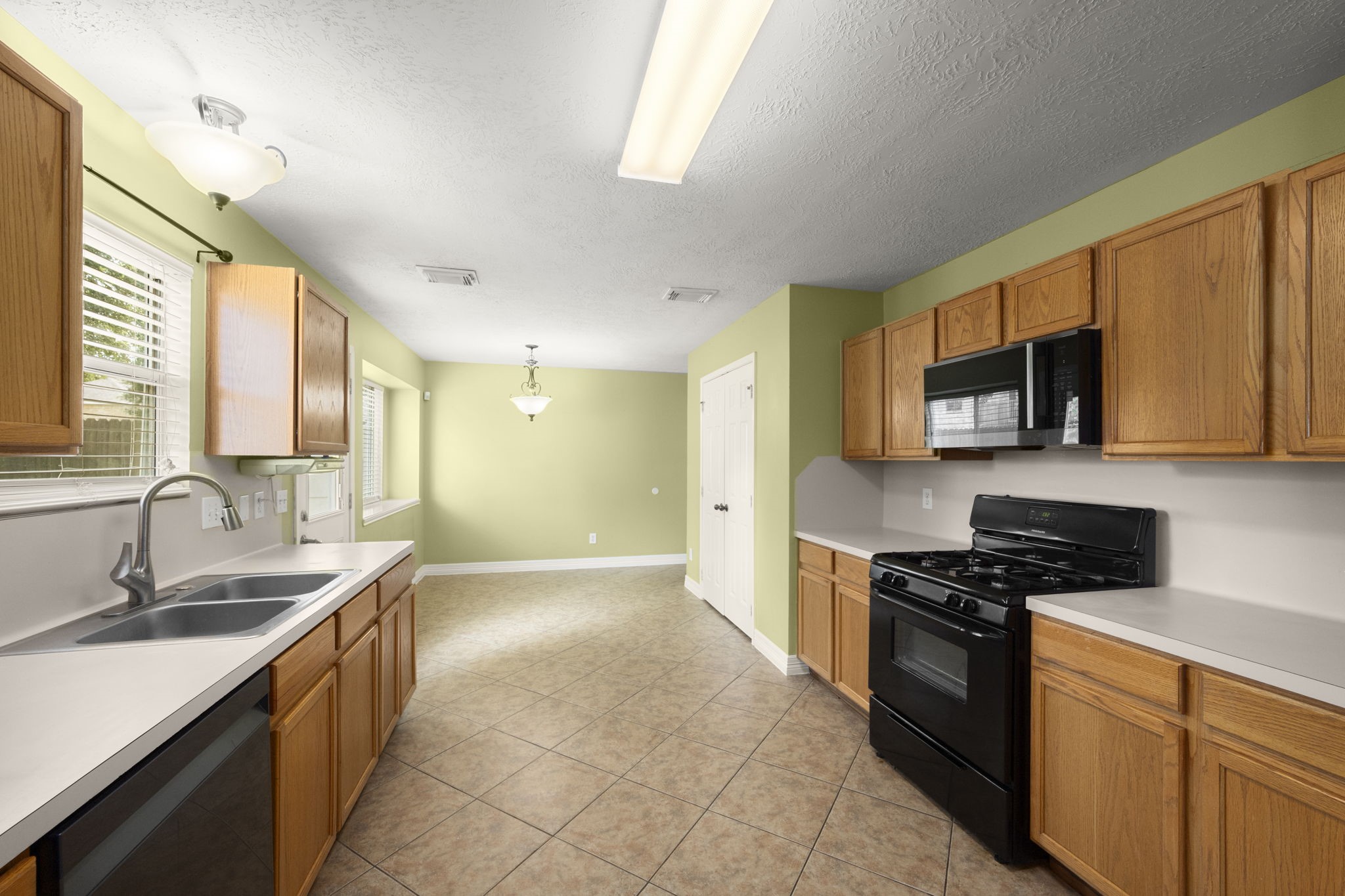 8723 Creek Willow Drive Property Photo 10