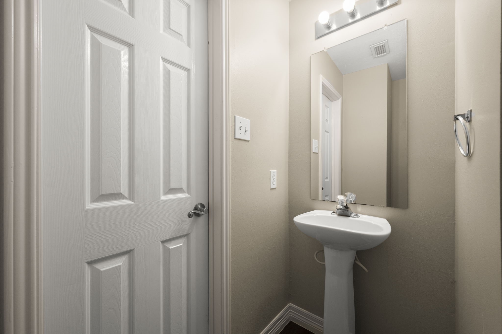 8723 Creek Willow Drive Property Photo 14
