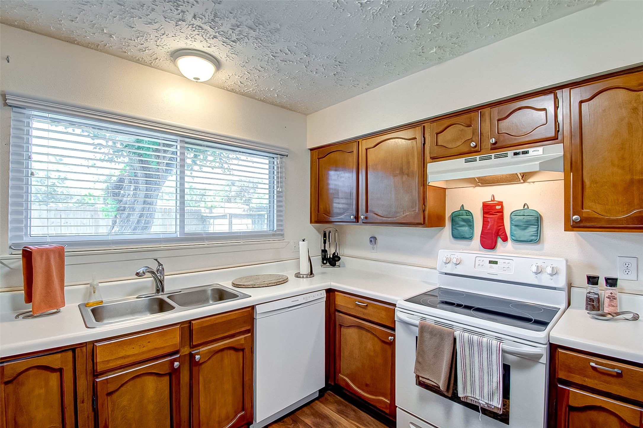 7211 Skylight Lane Property Photo 6