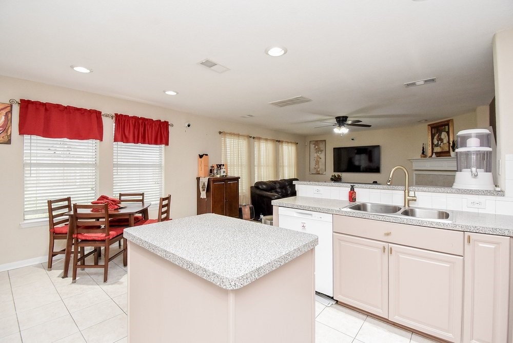 17302 Pecan Acres Drive Property Photo 28