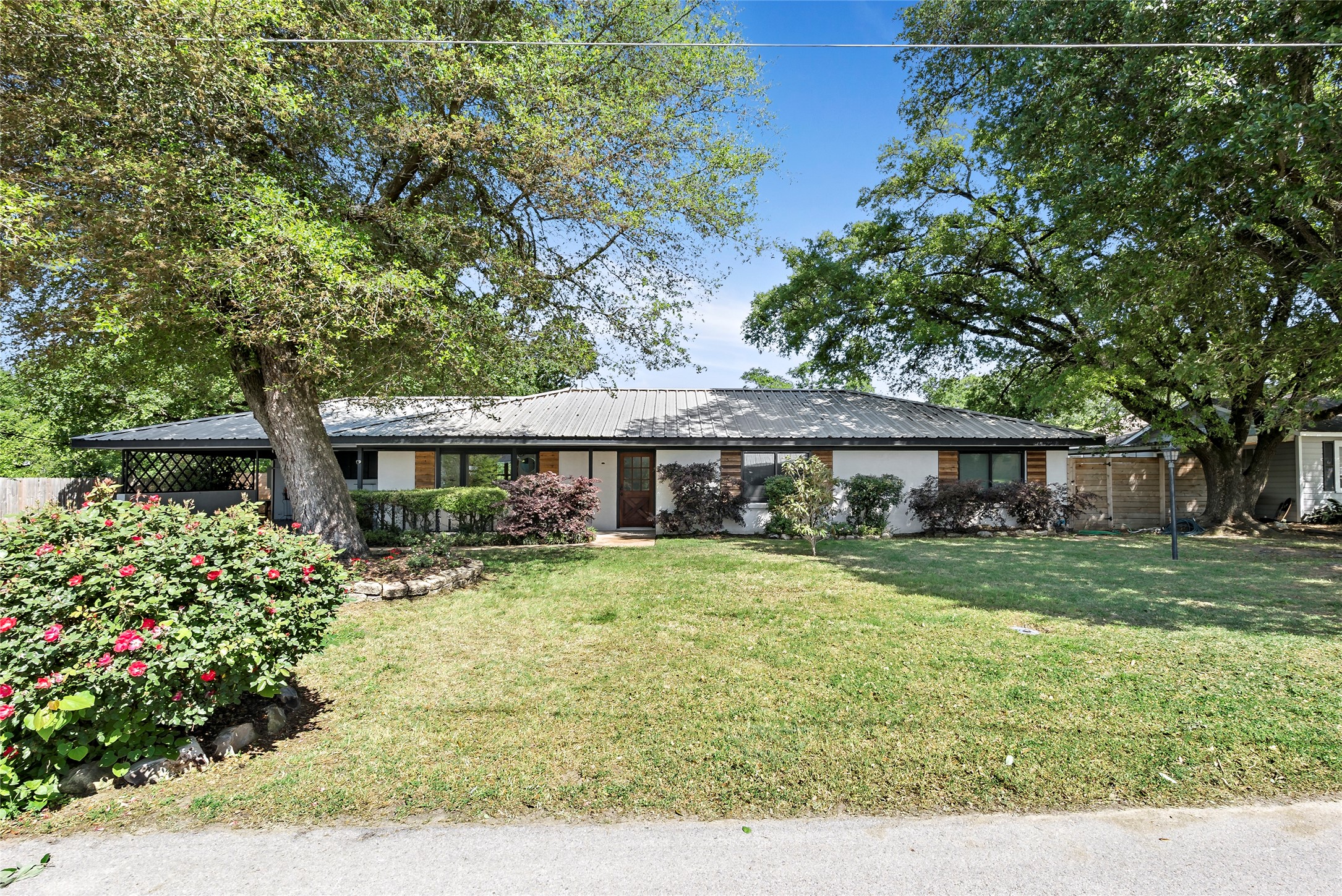 110 W Limit Street W Property Photo