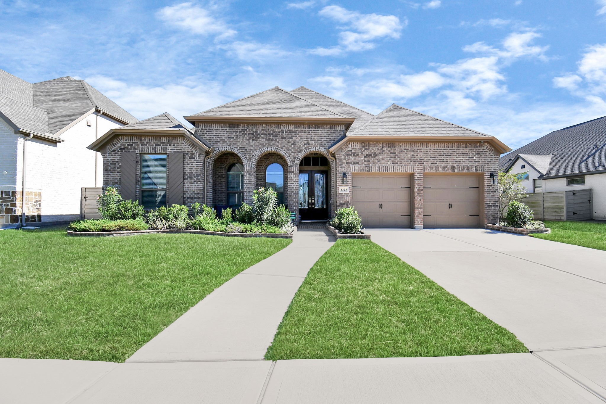 4323 Sandy Cove Drive Property Photo 2