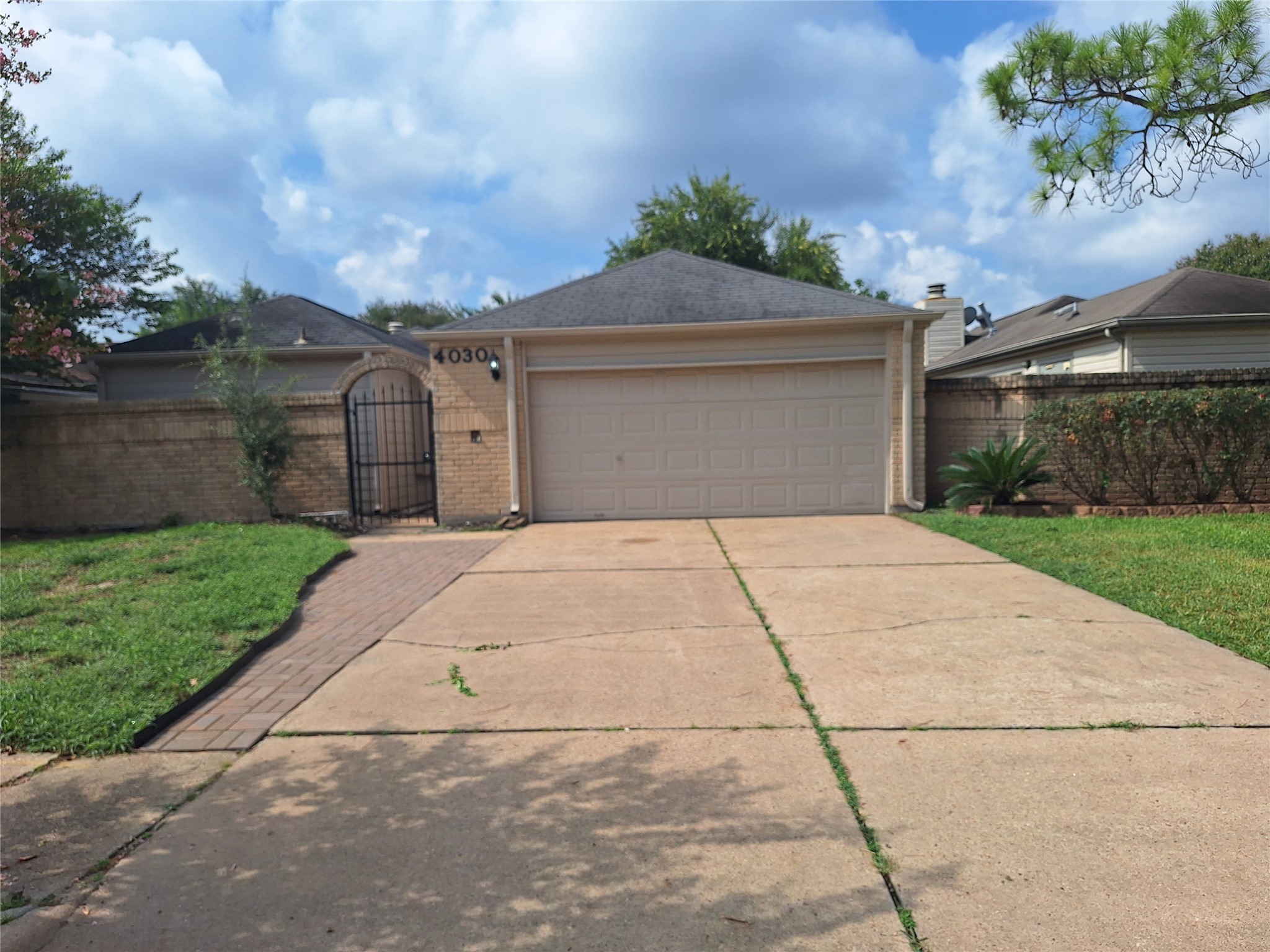 4030 Knoll Glen Drive Property Photo 1