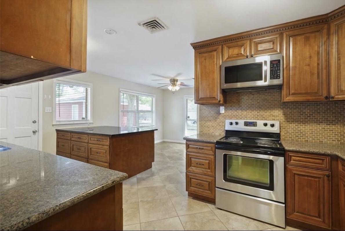 9802 Cedardale Drive Property Photo 10