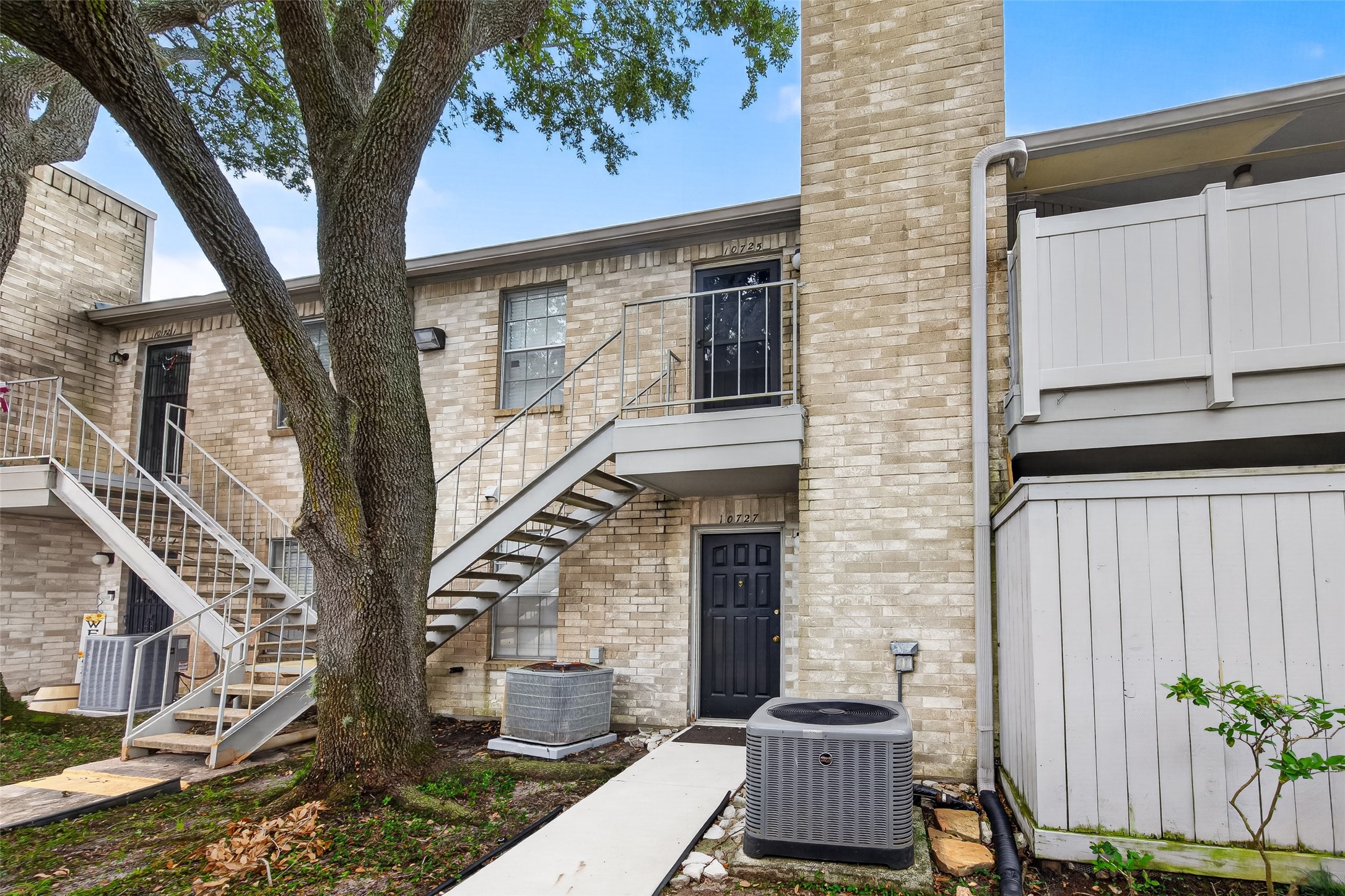 10725 Braes Bend Drive Property Photo 2