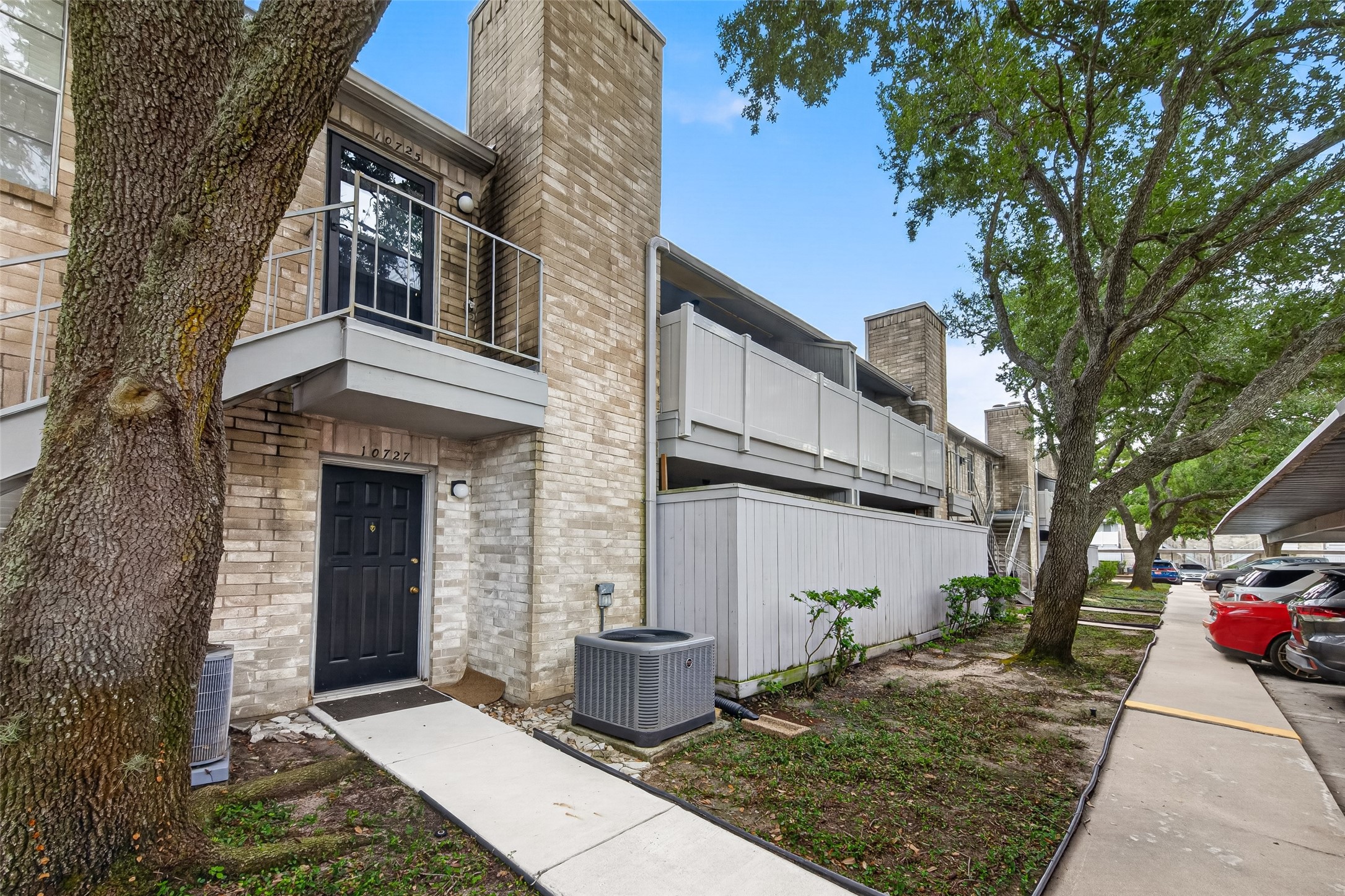 10725 Braes Bend Drive Property Photo 4
