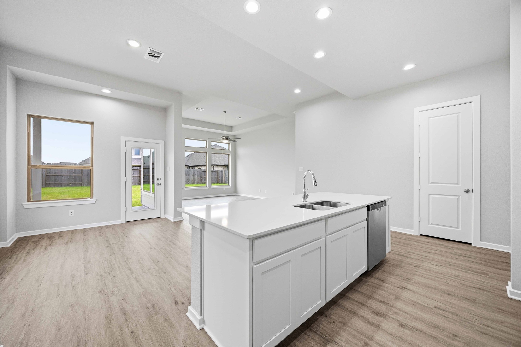 2717 Mackinac Bay Drive Property Photo 8