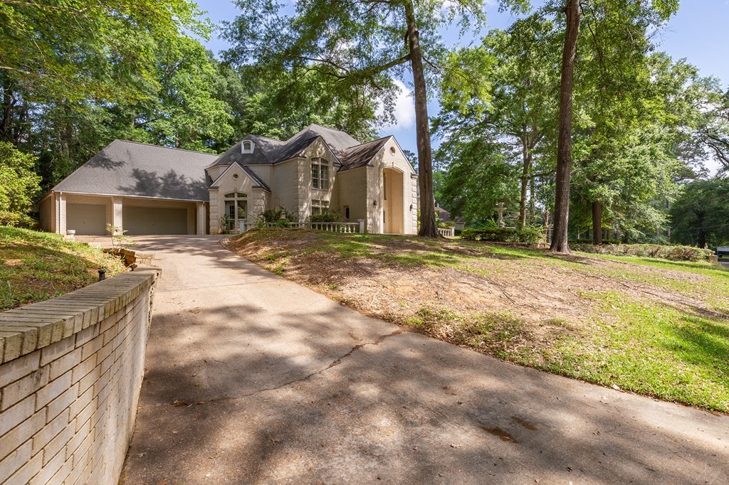 555 Willow Drive Property Photo 3