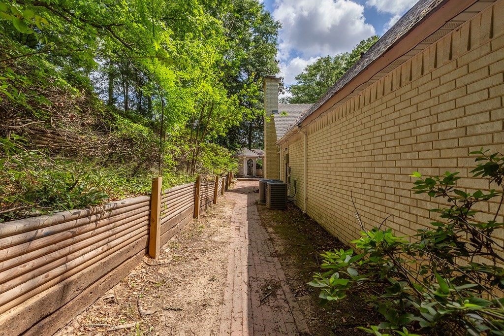 555 Willow Drive Property Photo 8