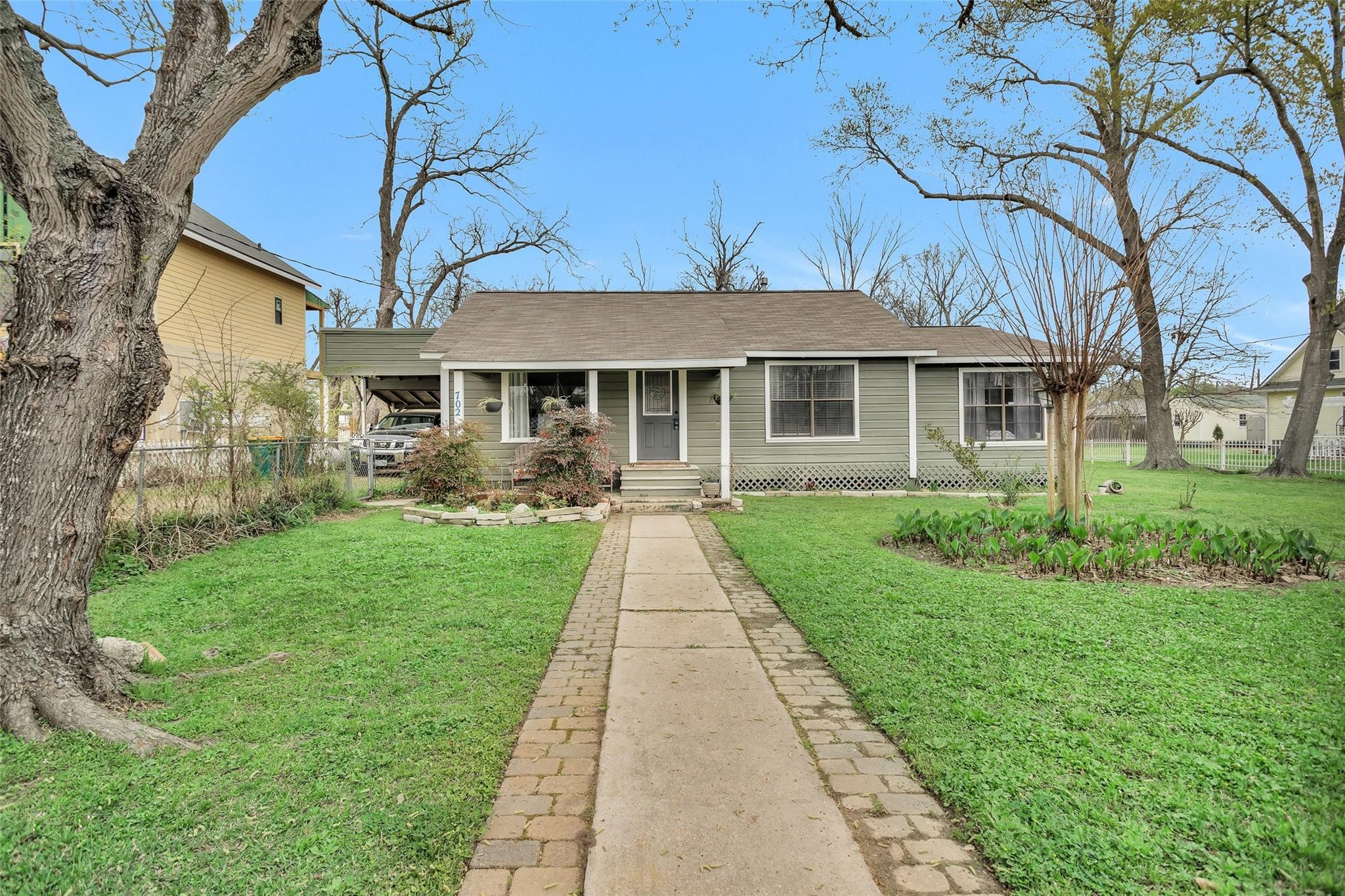 702 W Caroline Street Property Photo 1
