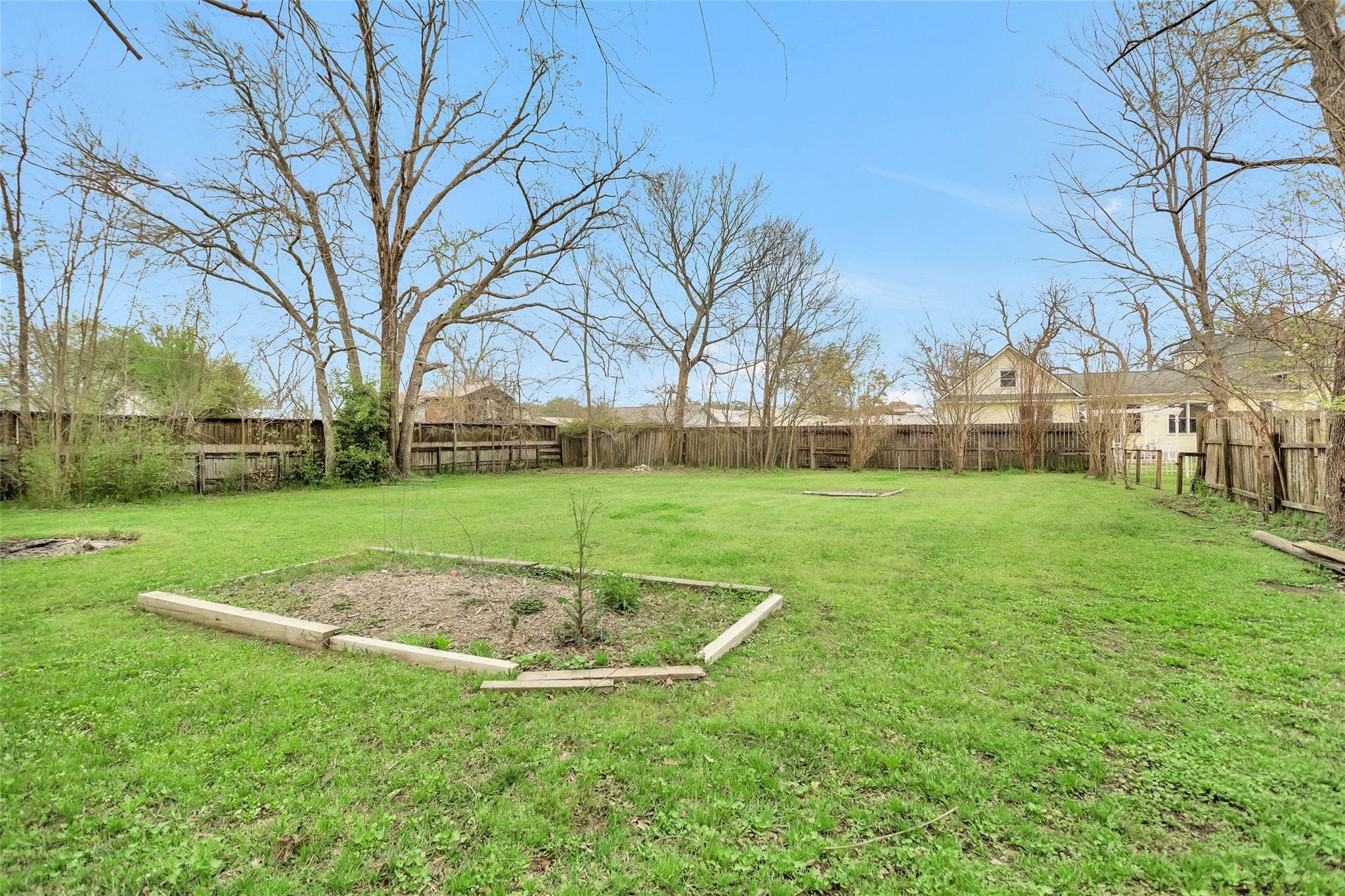 702 W Caroline Street Property Photo 3