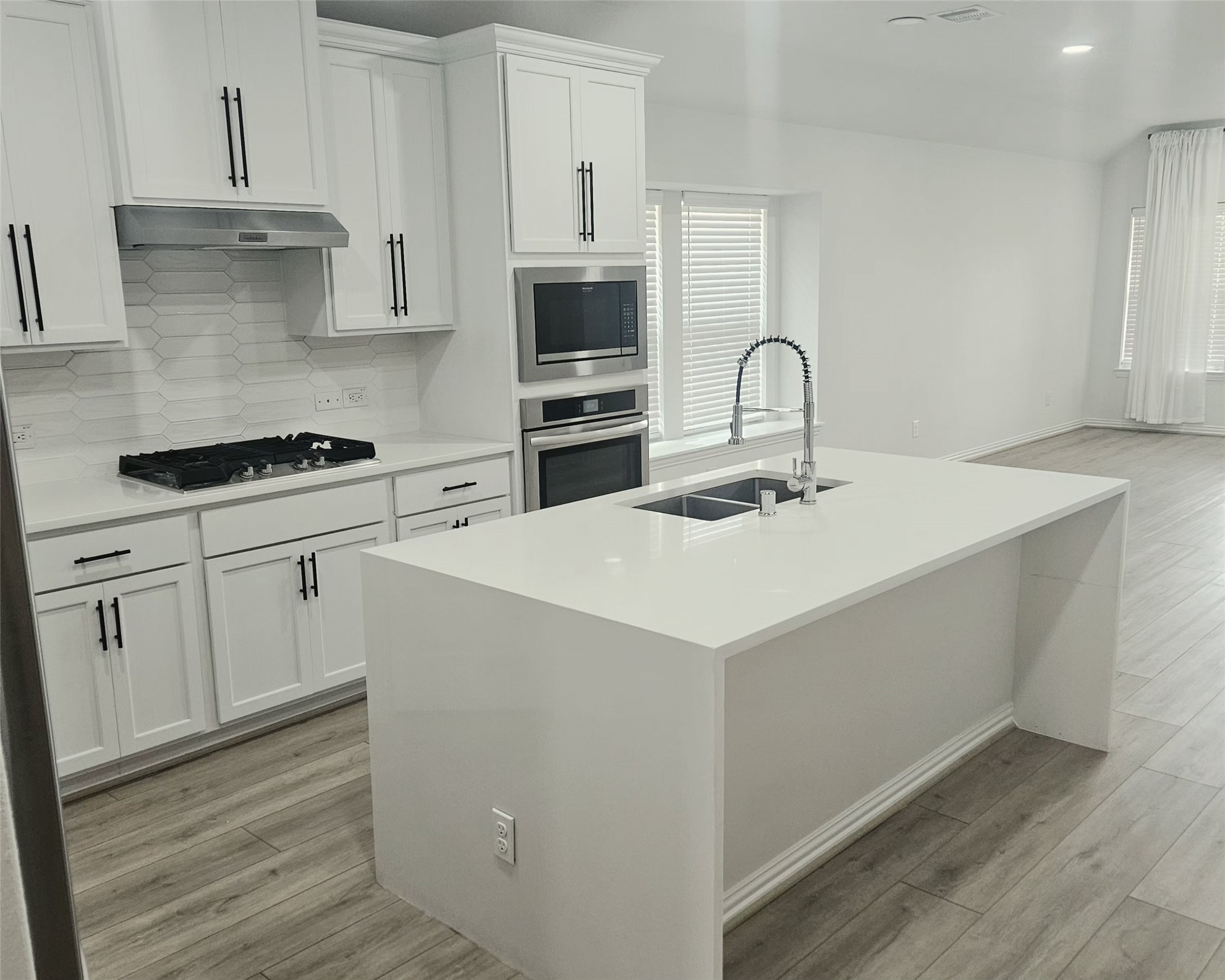 15019 Crown Manor Drive Property Photo 3