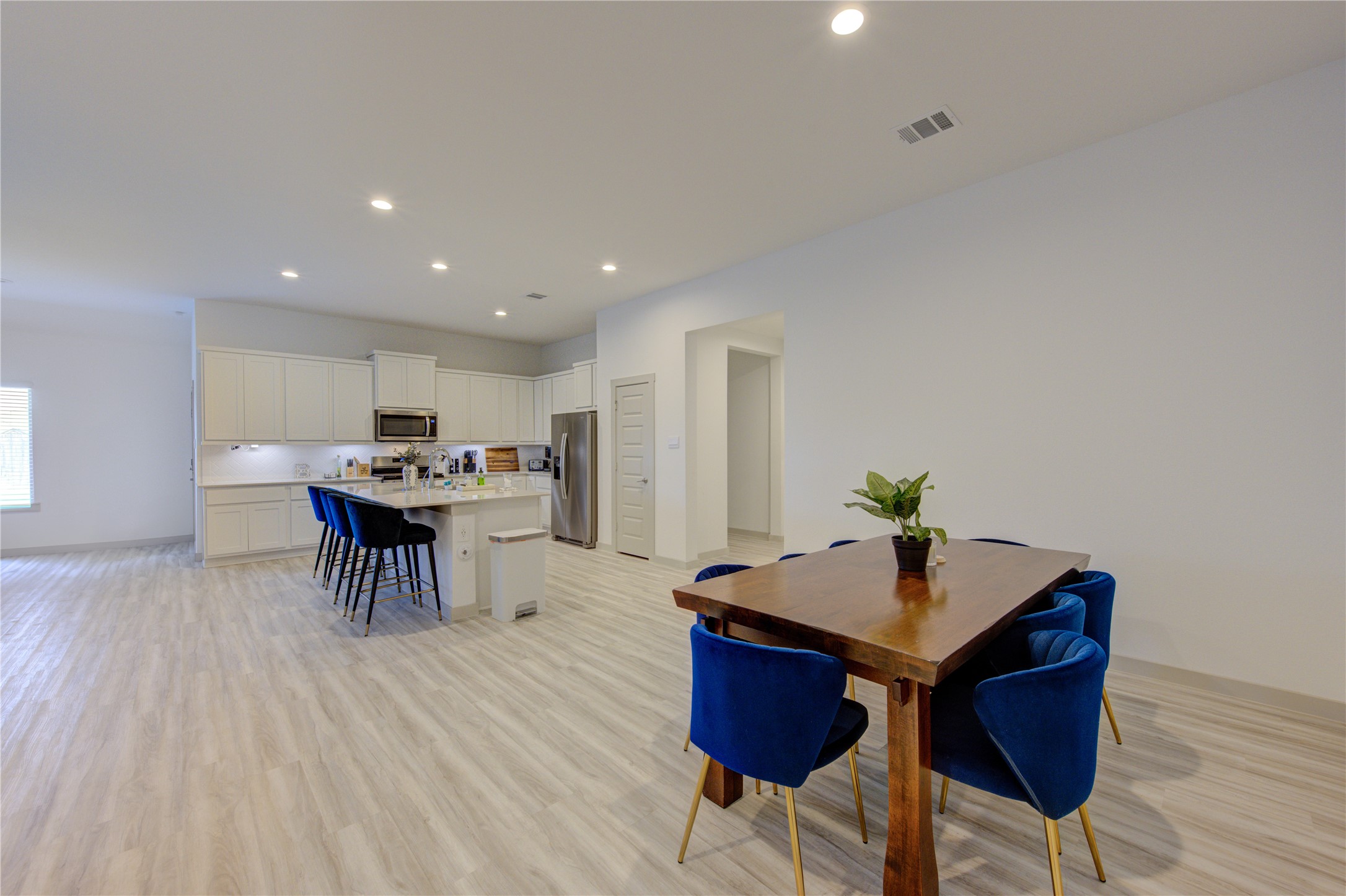 727 Kingwood Drive Property Photo 8