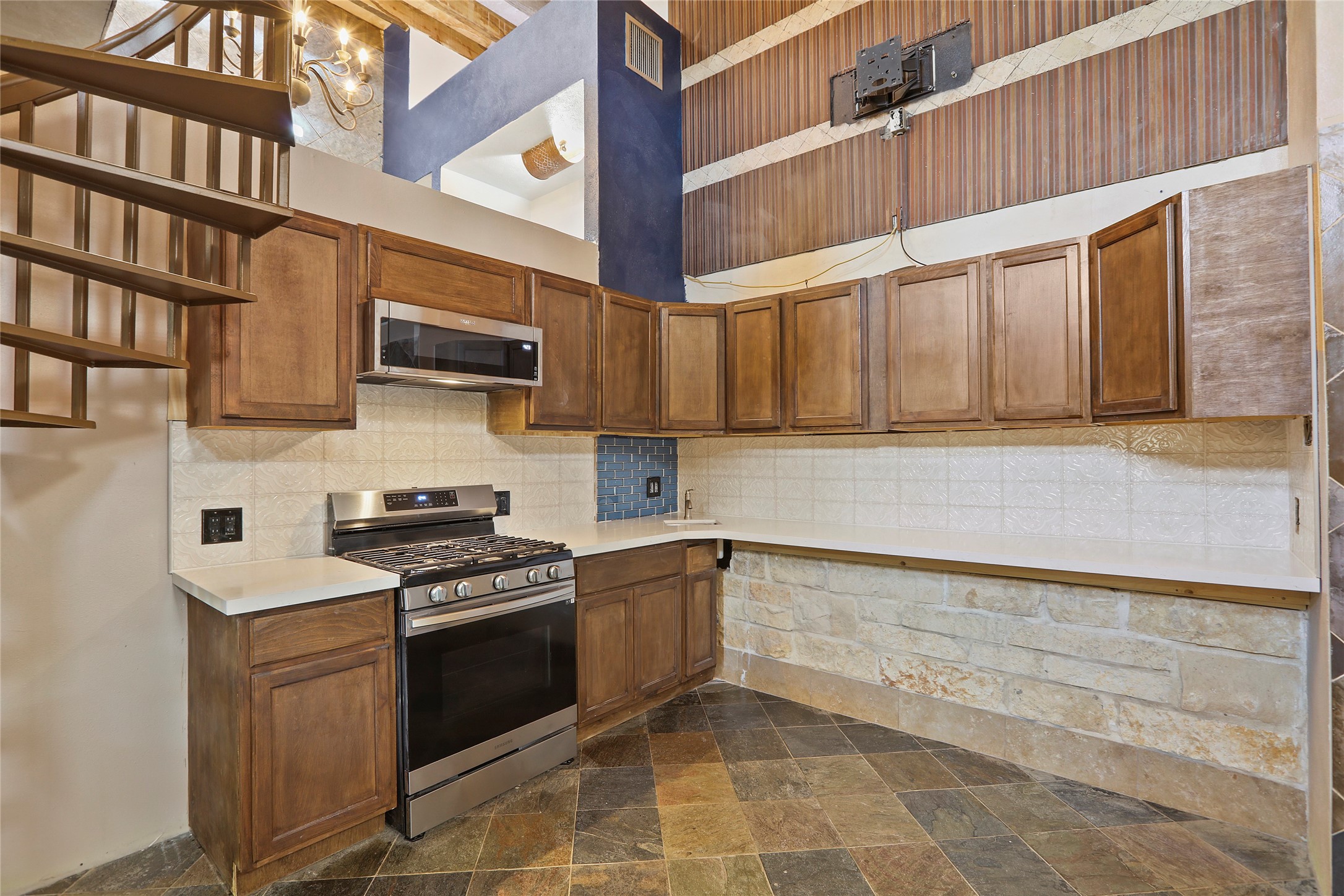 614 Pine Gully Road Loft Property Photo 2