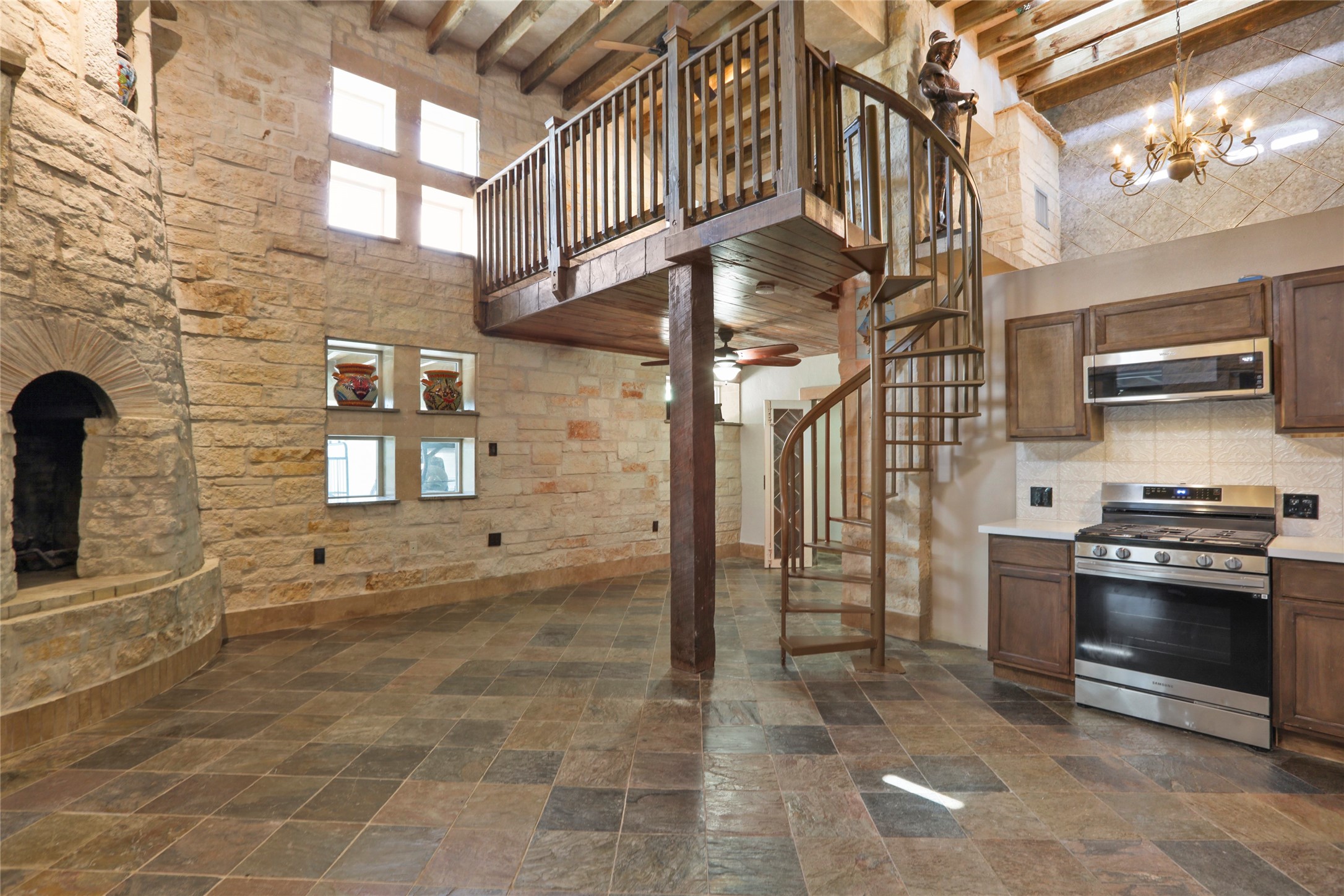 614 Pine Gully Road Loft Property Photo 3